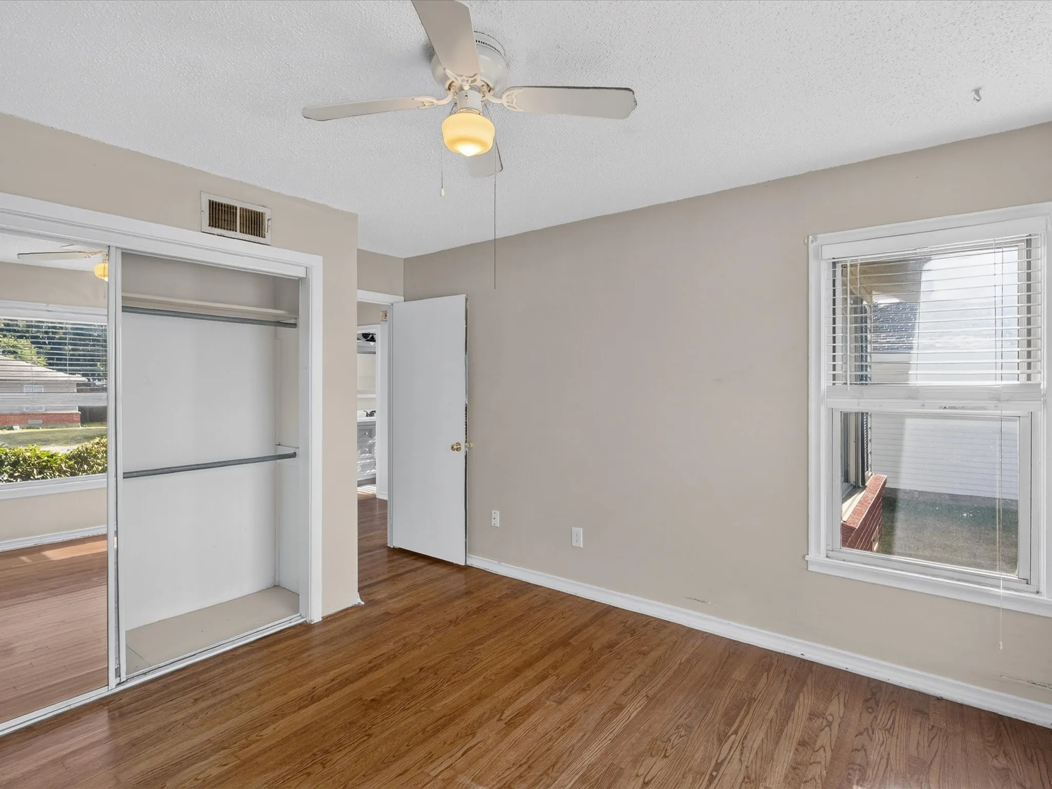 Single Family Residence For Sale in Dallas County , 8133 Cavalier Circle, Dallas, Texas 75227, 3 Bedroom, 2 Bathroom, Garage spaces, 1,403 Sqft, built in 1957, mls#21363551, Real Estate Agent in Dallas, Homes For Sale in Dallas county, Homes For Sale in Dallas, Realtor in Dallas Texas, Real Estate Brokerage Independent Realty Texas, Luminita Cordes Realtor