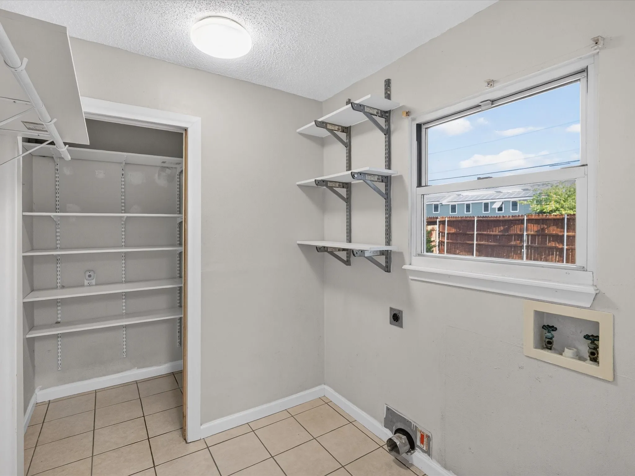 Single Family Residence For Sale in Dallas County , 8133 Cavalier Circle, Dallas, Texas 75227, 3 Bedroom, 2 Bathroom, Garage spaces, 1,403 Sqft, built in 1957, mls#21363551, Real Estate Agent in Dallas, Homes For Sale in Dallas county, Homes For Sale in Dallas, Realtor in Dallas Texas, Real Estate Brokerage Independent Realty Texas, Luminita Cordes Realtor