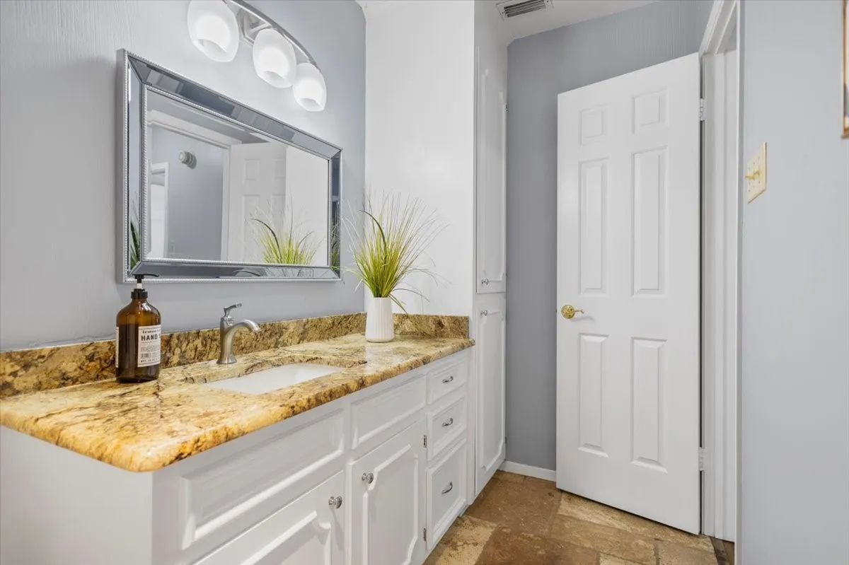Single Family Residence For Sale in Smith County , 1100 Foxglove Lane, Tyler, Texas 75703, 3 Bedroom, 4 Bathroom, 2 Garage spaces, 1,959 Sqft, built in 1983, mls#21363563, Real Estate Agent in Tyler, Homes For Sale in Smith county, Homes For Sale in Tyler, Realtor in Tyler Texas, Real Estate Brokerage Independent Realty Texas, Luminita Cordes Realtor