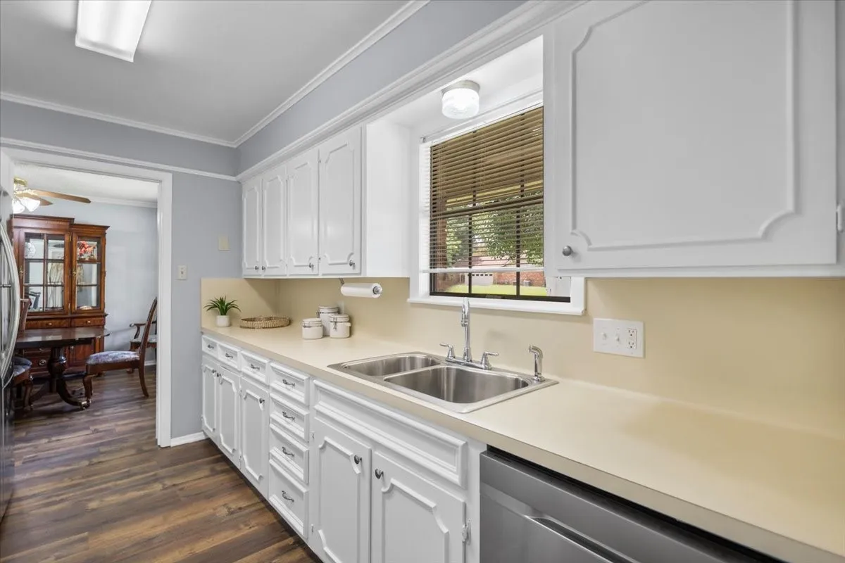 Single Family Residence For Sale in Smith County , 1100 Foxglove Lane, Tyler, Texas 75703, 3 Bedroom, 4 Bathroom, 2 Garage spaces, 1,959 Sqft, built in 1983, mls#21363563, Real Estate Agent in Tyler, Homes For Sale in Smith county, Homes For Sale in Tyler, Realtor in Tyler Texas, Real Estate Brokerage Independent Realty Texas, Luminita Cordes Realtor