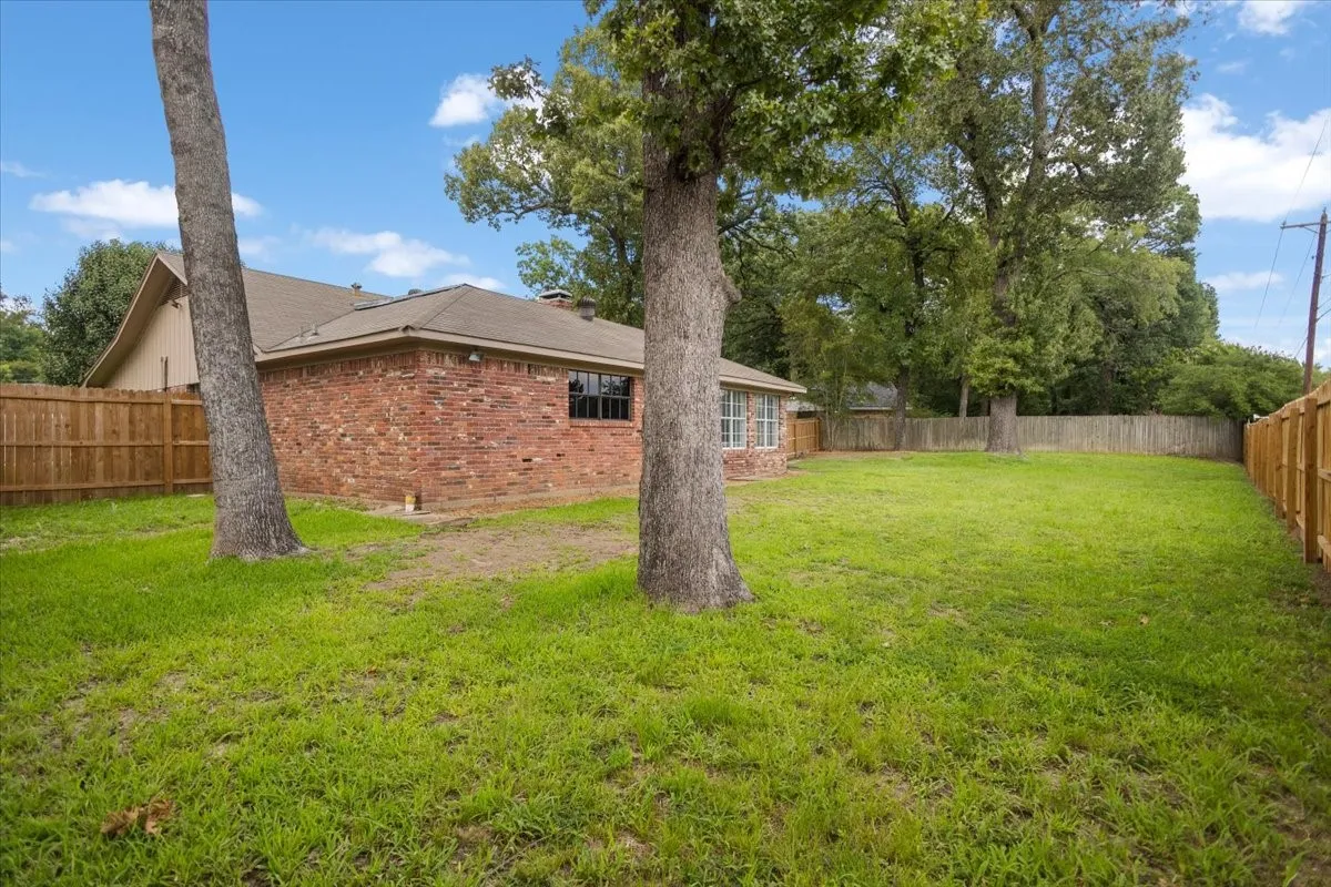 Single Family Residence For Sale in Smith County , 1100 Foxglove Lane, Tyler, Texas 75703, 3 Bedroom, 4 Bathroom, 2 Garage spaces, 1,959 Sqft, built in 1983, mls#21363563, Real Estate Agent in Tyler, Homes For Sale in Smith county, Homes For Sale in Tyler, Realtor in Tyler Texas, Real Estate Brokerage Independent Realty Texas, Luminita Cordes Realtor