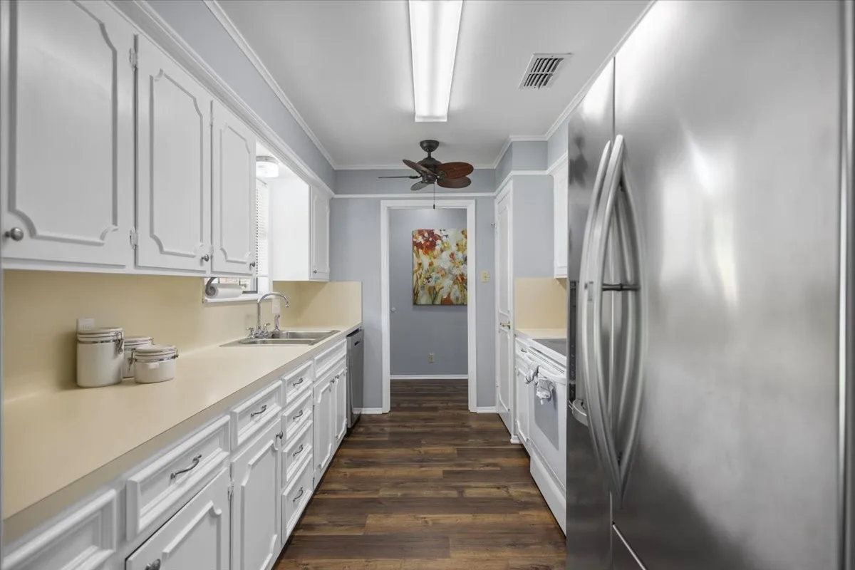 Single Family Residence For Sale in Smith County , 1100 Foxglove Lane, Tyler, Texas 75703, 3 Bedroom, 4 Bathroom, 2 Garage spaces, 1,959 Sqft, built in 1983, mls#21363563, Real Estate Agent in Tyler, Homes For Sale in Smith county, Homes For Sale in Tyler, Realtor in Tyler Texas, Real Estate Brokerage Independent Realty Texas, Luminita Cordes Realtor