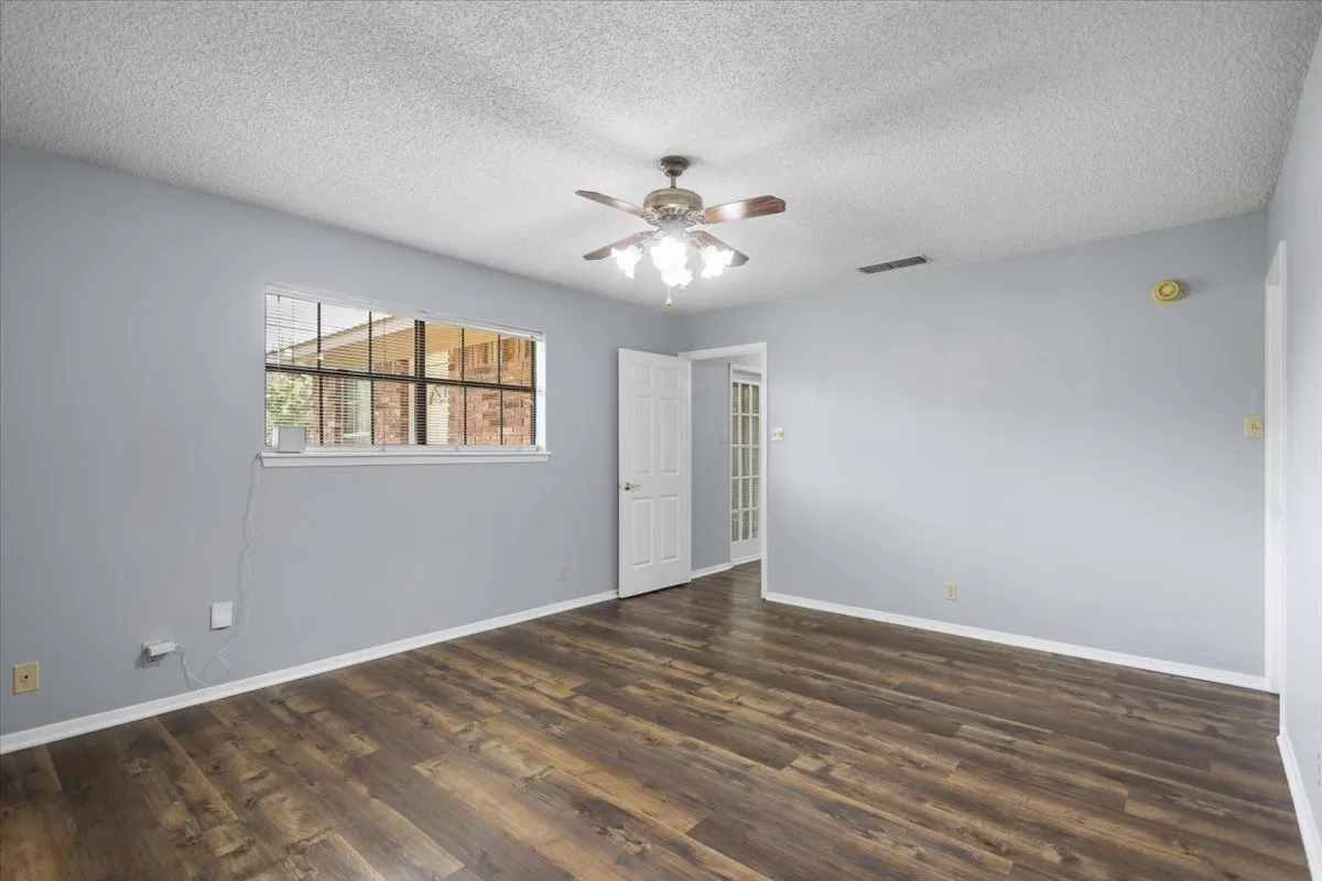 Single Family Residence For Sale in Smith County , 1100 Foxglove Lane, Tyler, Texas 75703, 3 Bedroom, 4 Bathroom, 2 Garage spaces, 1,959 Sqft, built in 1983, mls#21363563, Real Estate Agent in Tyler, Homes For Sale in Smith county, Homes For Sale in Tyler, Realtor in Tyler Texas, Real Estate Brokerage Independent Realty Texas, Luminita Cordes Realtor