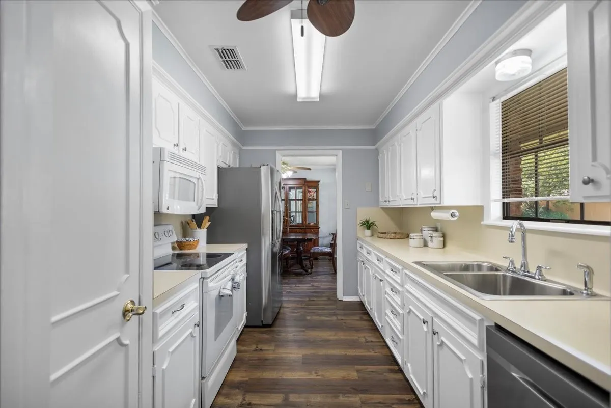 Single Family Residence For Sale in Smith County , 1100 Foxglove Lane, Tyler, Texas 75703, 3 Bedroom, 4 Bathroom, 2 Garage spaces, 1,959 Sqft, built in 1983, mls#21363563, Real Estate Agent in Tyler, Homes For Sale in Smith county, Homes For Sale in Tyler, Realtor in Tyler Texas, Real Estate Brokerage Independent Realty Texas, Luminita Cordes Realtor