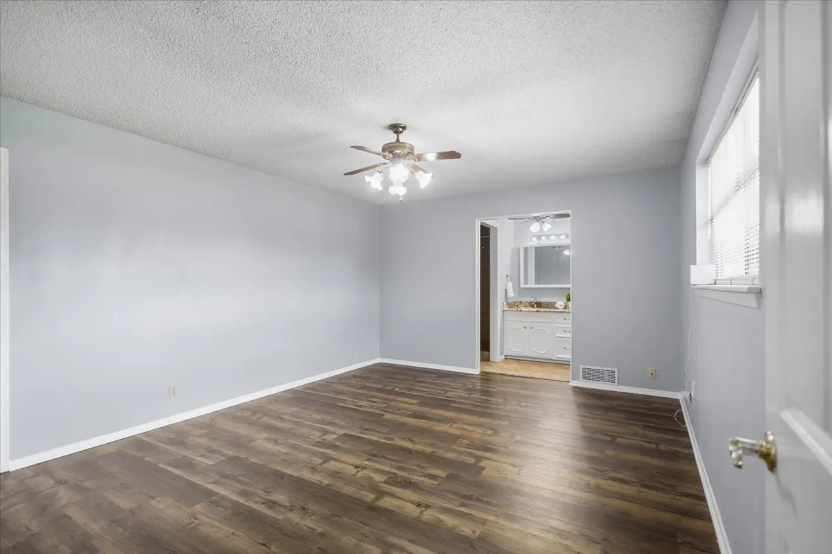 Single Family Residence For Sale in Smith County , 1100 Foxglove Lane, Tyler, Texas 75703, 3 Bedroom, 4 Bathroom, 2 Garage spaces, 1,959 Sqft, built in 1983, mls#21363563, Real Estate Agent in Tyler, Homes For Sale in Smith county, Homes For Sale in Tyler, Realtor in Tyler Texas, Real Estate Brokerage Independent Realty Texas, Luminita Cordes Realtor