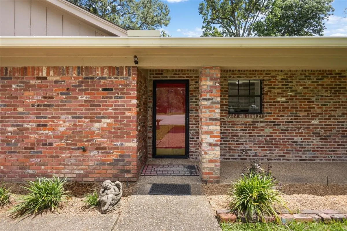 Single Family Residence For Sale in Smith County , 1100 Foxglove Lane, Tyler, Texas 75703, 3 Bedroom, 4 Bathroom, 2 Garage spaces, 1,959 Sqft, built in 1983, mls#21363563, Real Estate Agent in Tyler, Homes For Sale in Smith county, Homes For Sale in Tyler, Realtor in Tyler Texas, Real Estate Brokerage Independent Realty Texas, Luminita Cordes Realtor