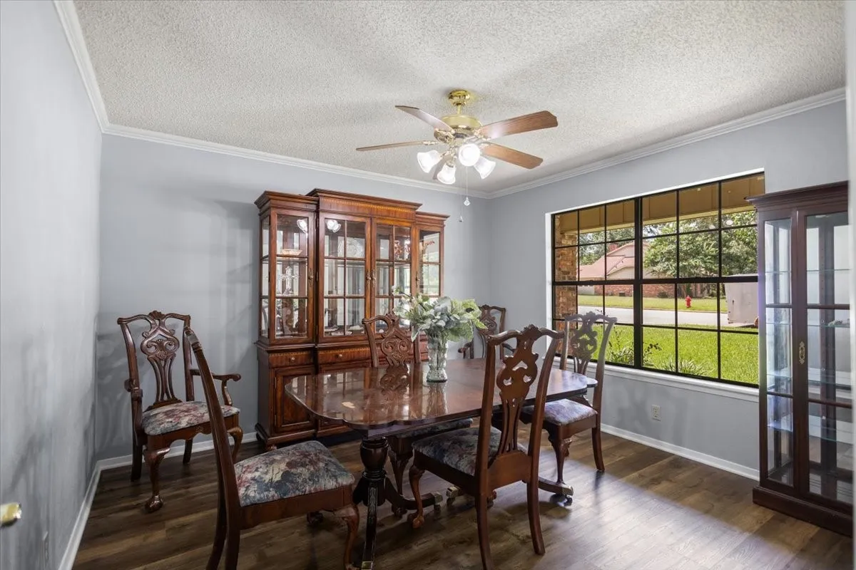 Single Family Residence For Sale in Smith County , 1100 Foxglove Lane, Tyler, Texas 75703, 3 Bedroom, 4 Bathroom, 2 Garage spaces, 1,959 Sqft, built in 1983, mls#21363563, Real Estate Agent in Tyler, Homes For Sale in Smith county, Homes For Sale in Tyler, Realtor in Tyler Texas, Real Estate Brokerage Independent Realty Texas, Luminita Cordes Realtor