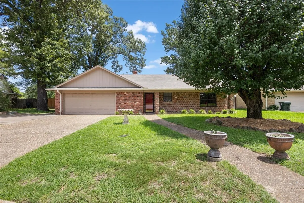 Single Family Residence For Sale in Smith County , 1100 Foxglove Lane, Tyler, Texas 75703, 3 Bedroom, 4 Bathroom, 2 Garage spaces, 1,959 Sqft, built in 1983, mls#21363563, Real Estate Agent in Tyler, Homes For Sale in Smith county, Homes For Sale in Tyler, Realtor in Tyler Texas, Real Estate Brokerage Independent Realty Texas, Luminita Cordes Realtor