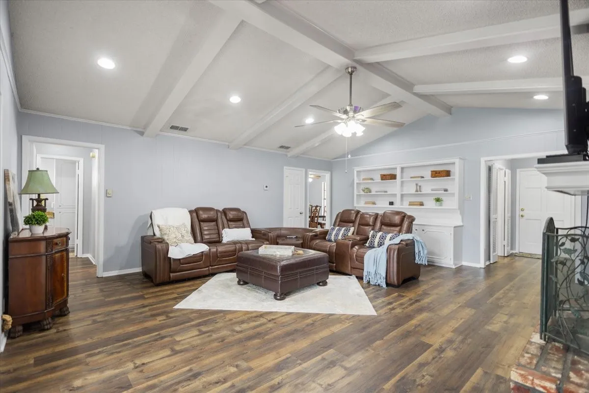 Single Family Residence For Sale in Smith County , 1100 Foxglove Lane, Tyler, Texas 75703, 3 Bedroom, 4 Bathroom, 2 Garage spaces, 1,959 Sqft, built in 1983, mls#21363563, Real Estate Agent in Tyler, Homes For Sale in Smith county, Homes For Sale in Tyler, Realtor in Tyler Texas, Real Estate Brokerage Independent Realty Texas, Luminita Cordes Realtor