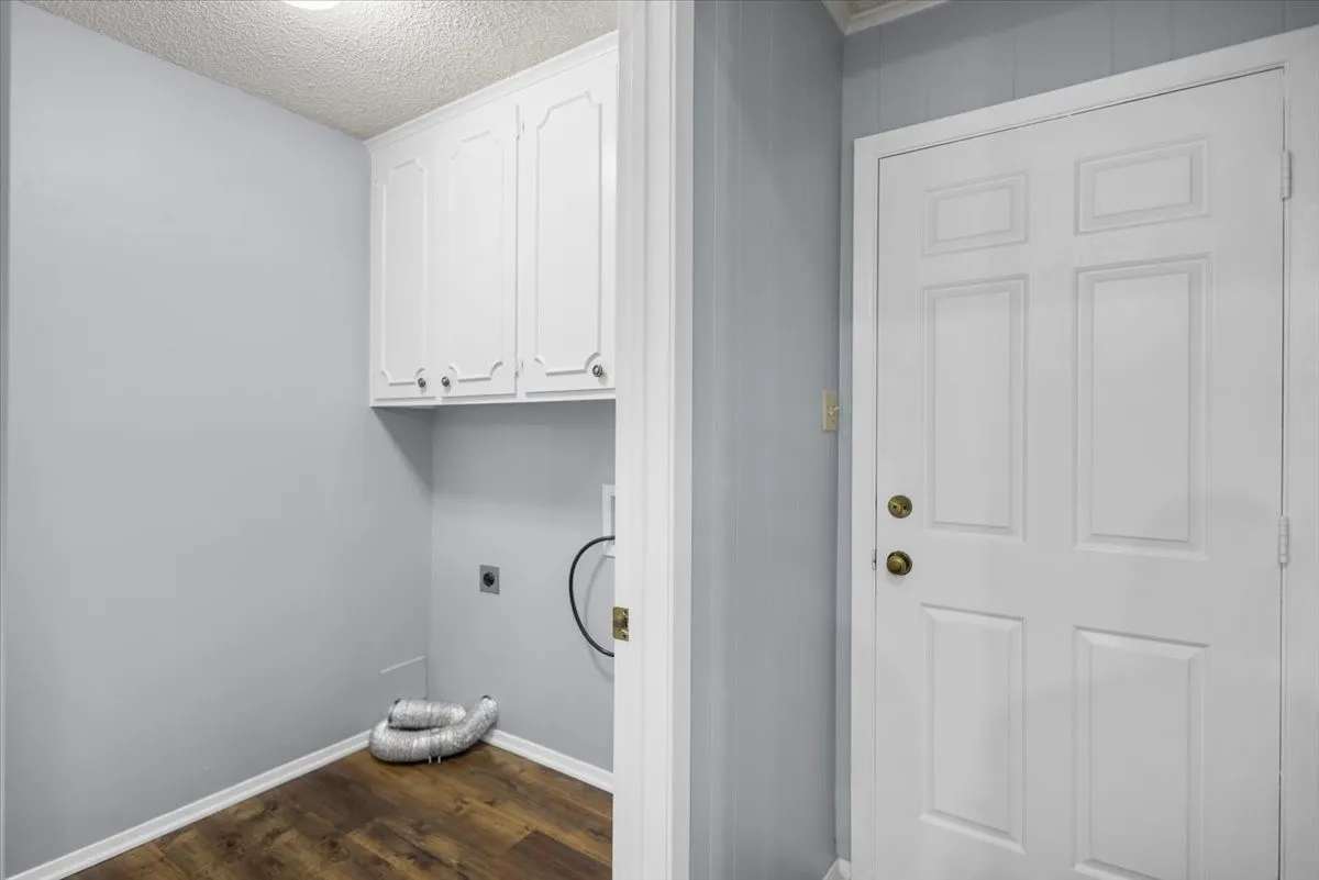 Single Family Residence For Sale in Smith County , 1100 Foxglove Lane, Tyler, Texas 75703, 3 Bedroom, 4 Bathroom, 2 Garage spaces, 1,959 Sqft, built in 1983, mls#21363563, Real Estate Agent in Tyler, Homes For Sale in Smith county, Homes For Sale in Tyler, Realtor in Tyler Texas, Real Estate Brokerage Independent Realty Texas, Luminita Cordes Realtor