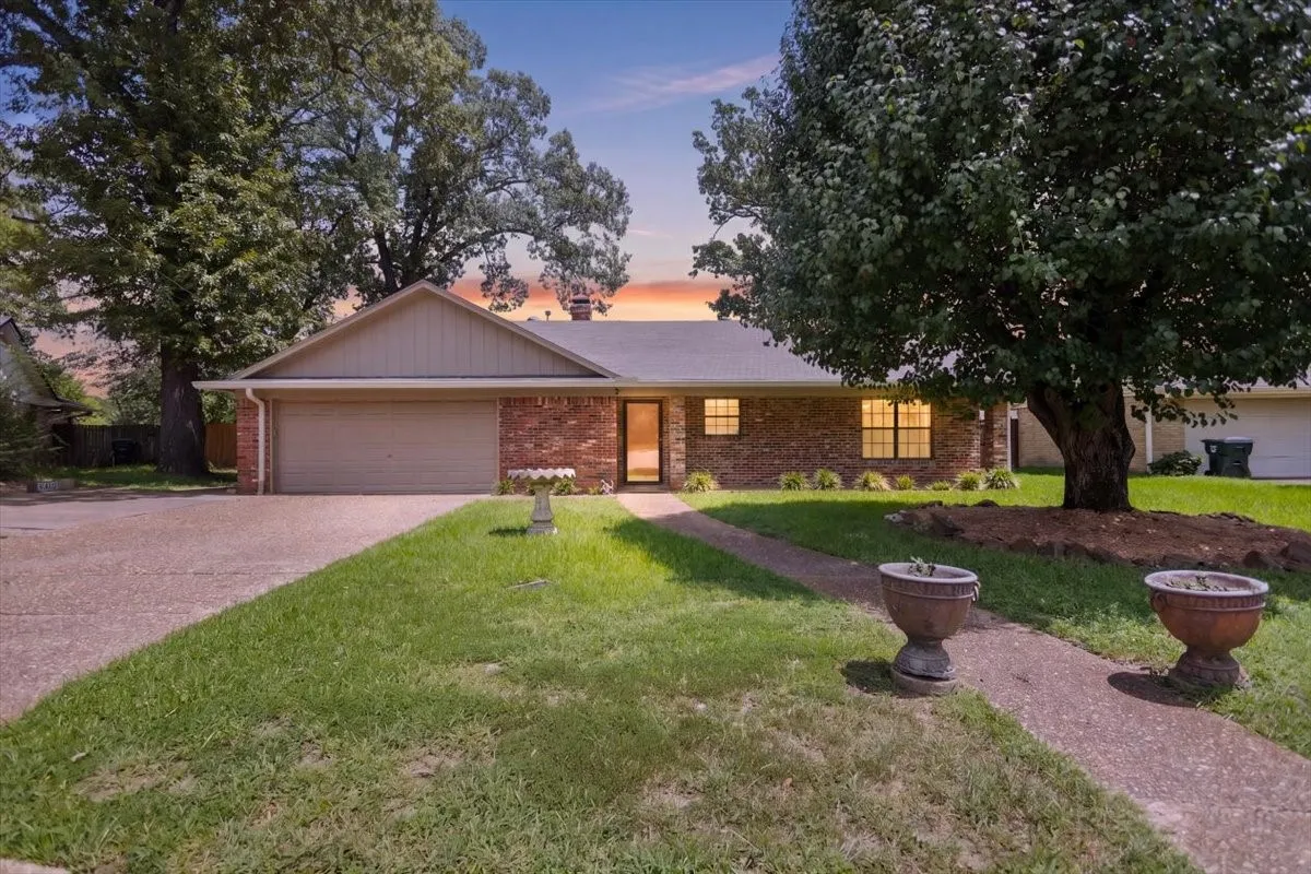 Single Family Residence For Sale in Smith County , 1100 Foxglove Lane, Tyler, Texas 75703, 3 Bedroom, 4 Bathroom, 2 Garage spaces, 1,959 Sqft, built in 1983, mls#21363563, Real Estate Agent in Tyler, Homes For Sale in Smith county, Homes For Sale in Tyler, Realtor in Tyler Texas, Real Estate Brokerage Independent Realty Texas, Luminita Cordes Realtor