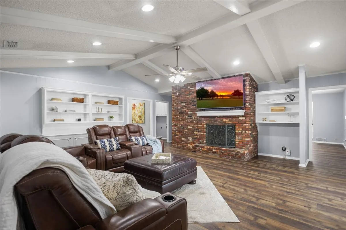 Single Family Residence For Sale in Smith County , 1100 Foxglove Lane, Tyler, Texas 75703, 3 Bedroom, 4 Bathroom, 2 Garage spaces, 1,959 Sqft, built in 1983, mls#21363563, Real Estate Agent in Tyler, Homes For Sale in Smith county, Homes For Sale in Tyler, Realtor in Tyler Texas, Real Estate Brokerage Independent Realty Texas, Luminita Cordes Realtor