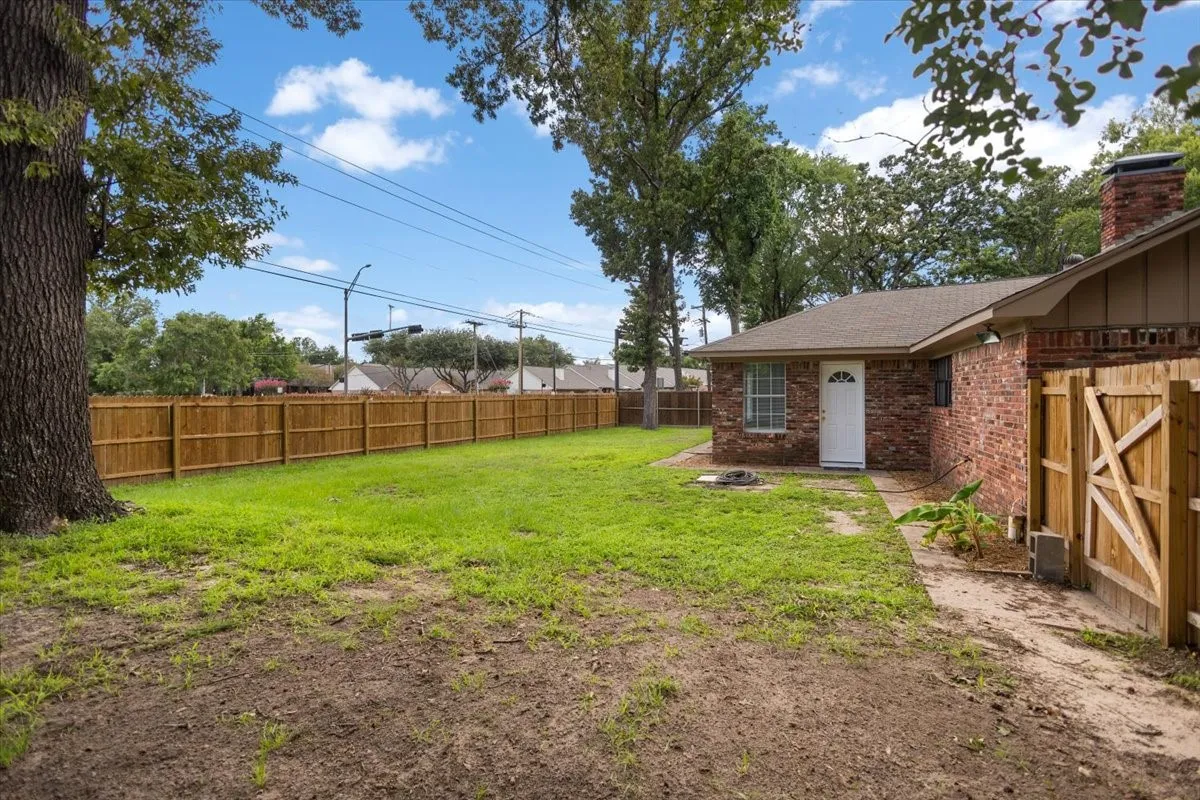 Single Family Residence For Sale in Smith County , 1100 Foxglove Lane, Tyler, Texas 75703, 3 Bedroom, 4 Bathroom, 2 Garage spaces, 1,959 Sqft, built in 1983, mls#21363563, Real Estate Agent in Tyler, Homes For Sale in Smith county, Homes For Sale in Tyler, Realtor in Tyler Texas, Real Estate Brokerage Independent Realty Texas, Luminita Cordes Realtor
