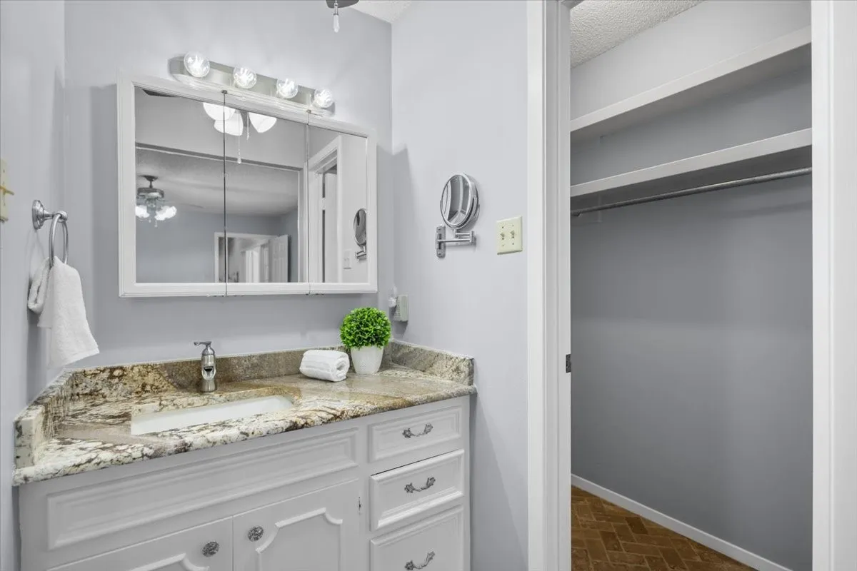 Single Family Residence For Sale in Smith County , 1100 Foxglove Lane, Tyler, Texas 75703, 3 Bedroom, 4 Bathroom, 2 Garage spaces, 1,959 Sqft, built in 1983, mls#21363563, Real Estate Agent in Tyler, Homes For Sale in Smith county, Homes For Sale in Tyler, Realtor in Tyler Texas, Real Estate Brokerage Independent Realty Texas, Luminita Cordes Realtor
