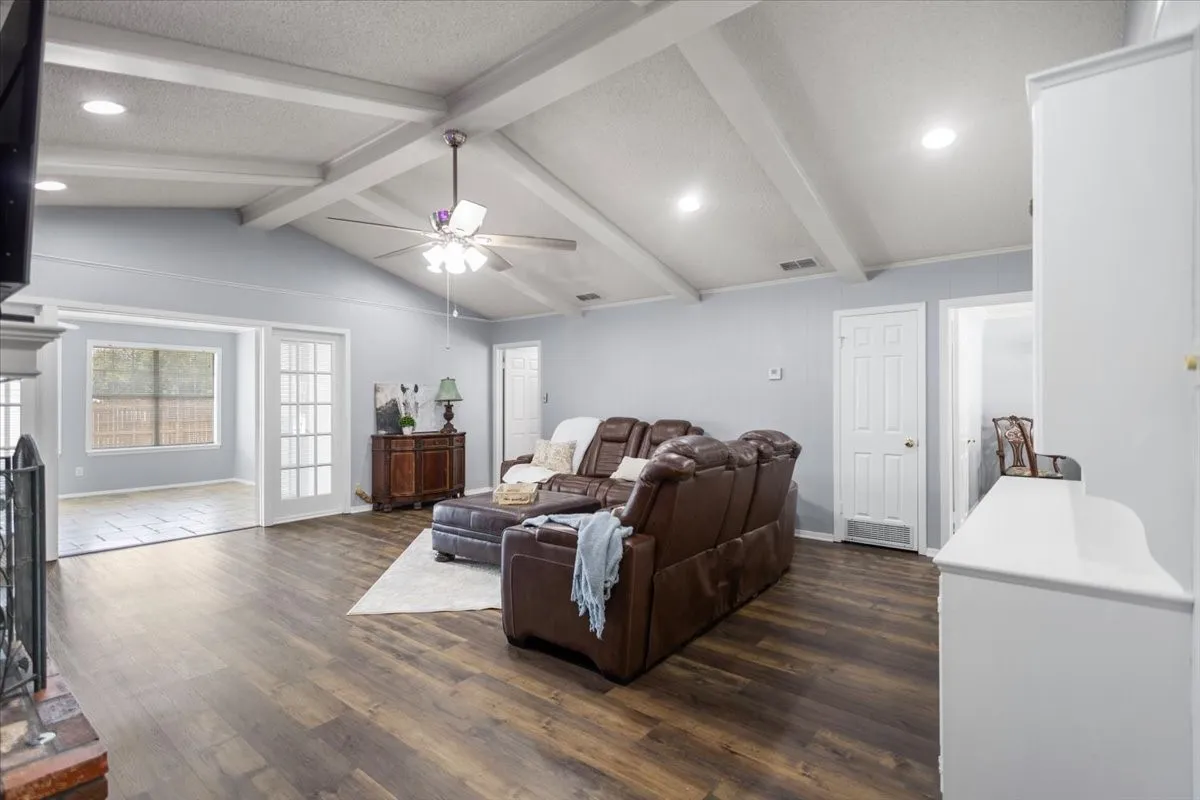 Single Family Residence For Sale in Smith County , 1100 Foxglove Lane, Tyler, Texas 75703, 3 Bedroom, 4 Bathroom, 2 Garage spaces, 1,959 Sqft, built in 1983, mls#21363563, Real Estate Agent in Tyler, Homes For Sale in Smith county, Homes For Sale in Tyler, Realtor in Tyler Texas, Real Estate Brokerage Independent Realty Texas, Luminita Cordes Realtor