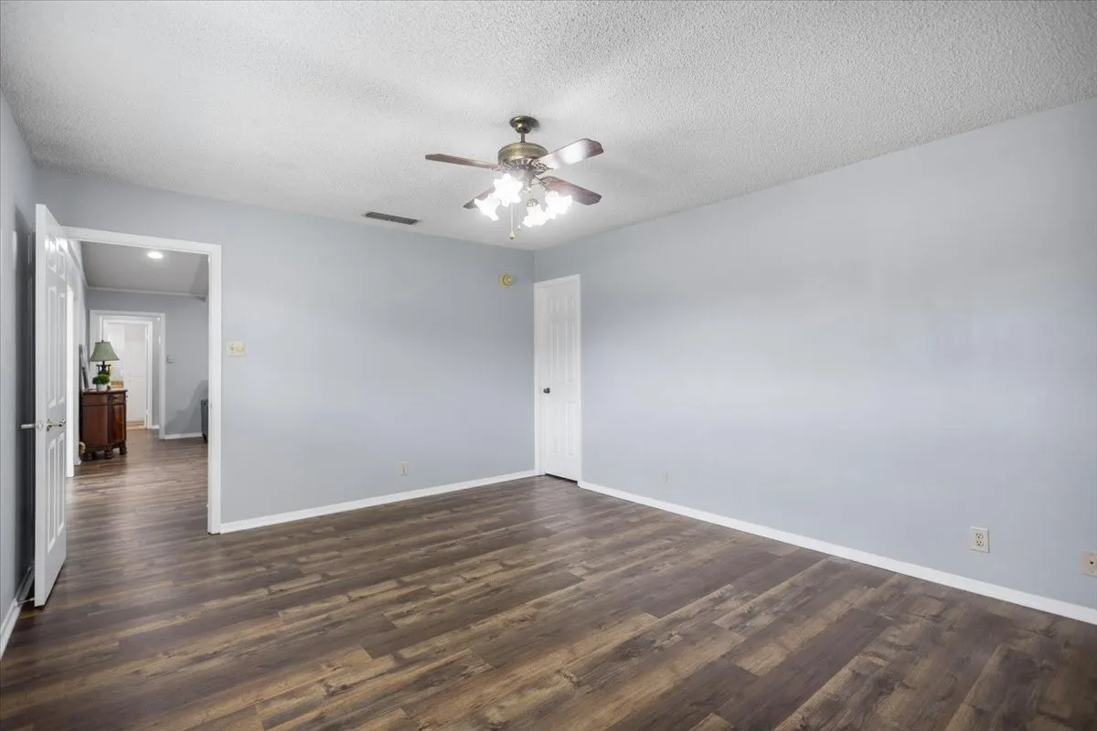 Single Family Residence For Sale in Smith County , 1100 Foxglove Lane, Tyler, Texas 75703, 3 Bedroom, 4 Bathroom, 2 Garage spaces, 1,959 Sqft, built in 1983, mls#21363563, Real Estate Agent in Tyler, Homes For Sale in Smith county, Homes For Sale in Tyler, Realtor in Tyler Texas, Real Estate Brokerage Independent Realty Texas, Luminita Cordes Realtor
