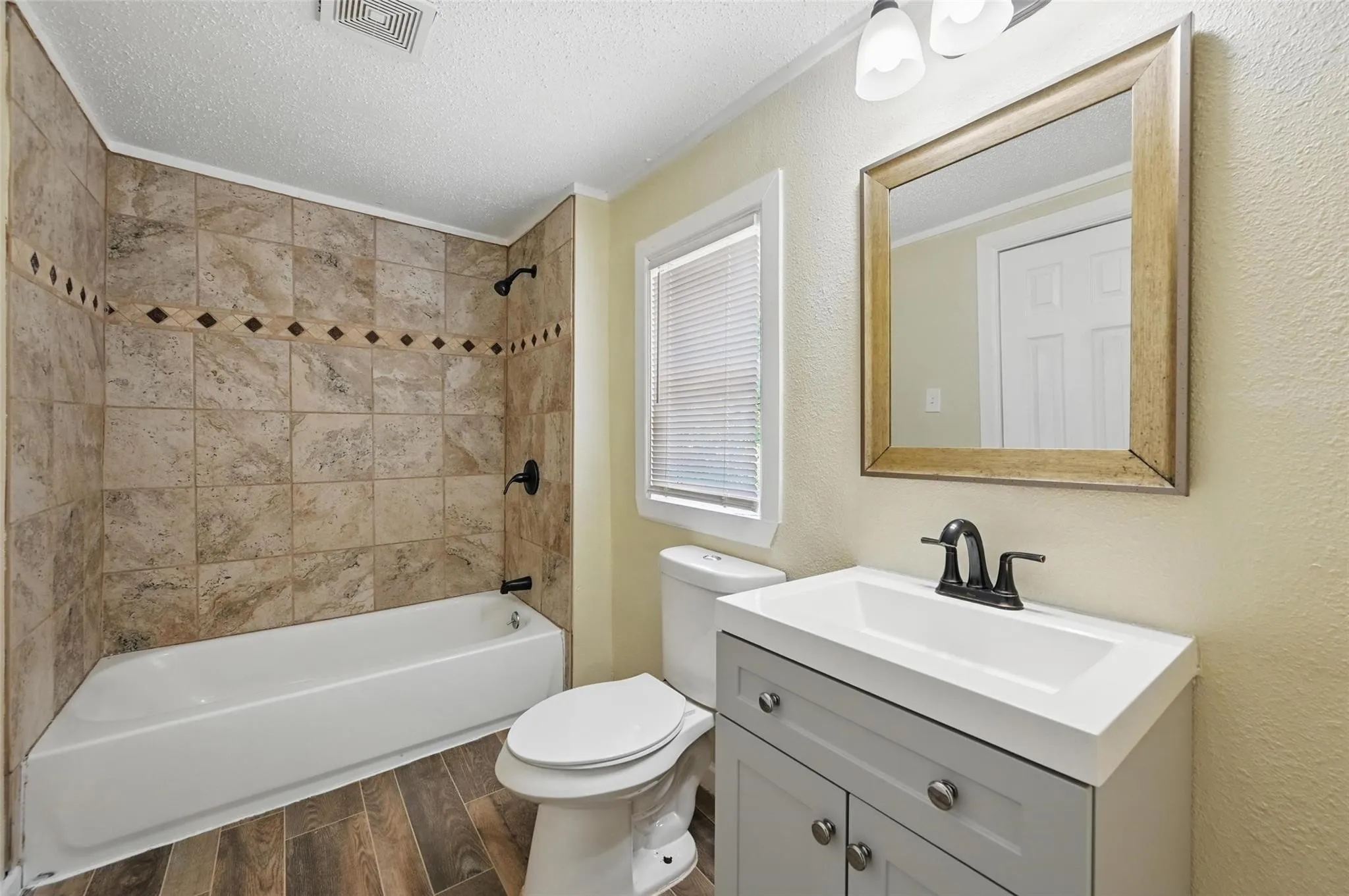 Single Family Residence For Sale in Tarrant County , 5511 Fletcher Avenue, Fort Worth, Texas 76107, 2 Bedroom, 1 Bathroom, Garage spaces, 696 Sqft, built in 1925, mls#21363554, Real Estate Agent in Fort Worth, Homes For Sale in Tarrant county, Homes For Sale in Fort Worth, Realtor in Fort Worth Texas, Real Estate Brokerage Independent Realty Texas, Luminita Cordes Realtor