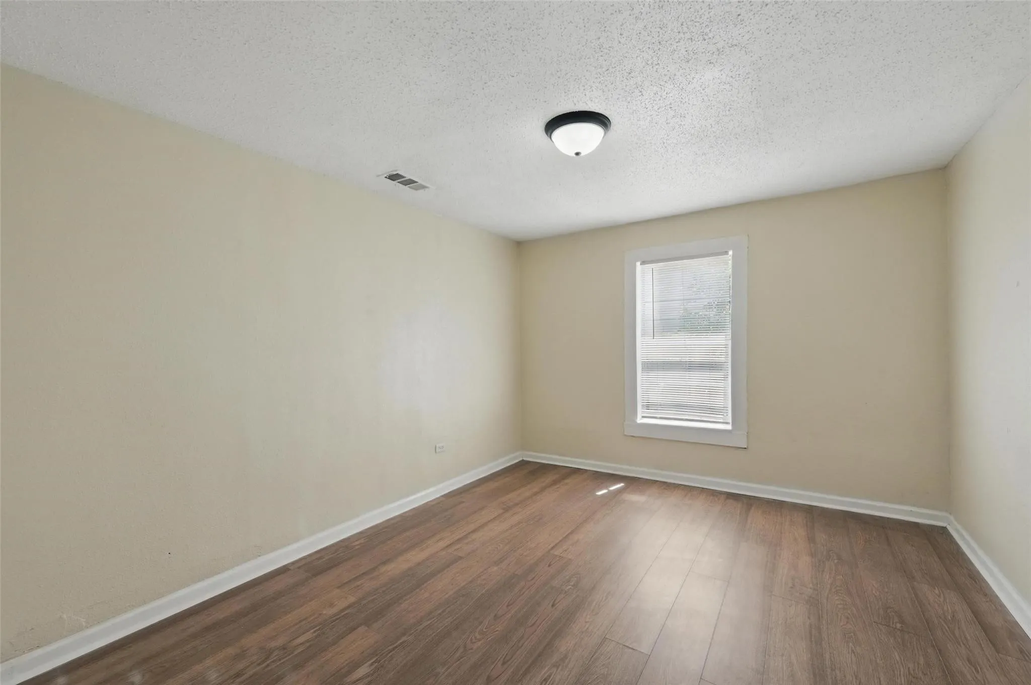 Single Family Residence For Sale in Tarrant County , 5511 Fletcher Avenue, Fort Worth, Texas 76107, 2 Bedroom, 1 Bathroom, Garage spaces, 696 Sqft, built in 1925, mls#21363554, Real Estate Agent in Fort Worth, Homes For Sale in Tarrant county, Homes For Sale in Fort Worth, Realtor in Fort Worth Texas, Real Estate Brokerage Independent Realty Texas, Luminita Cordes Realtor