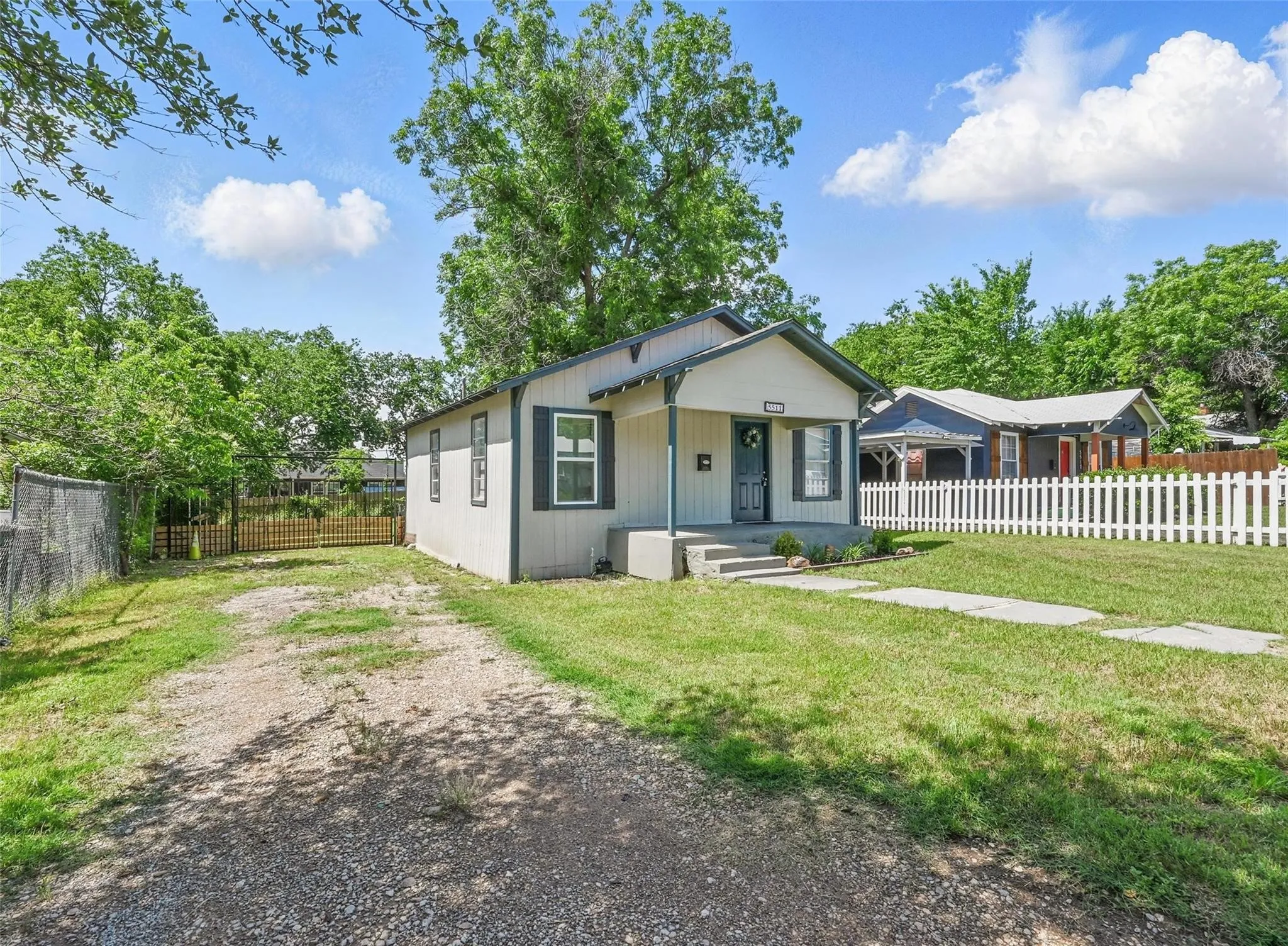 Single Family Residence For Sale in Tarrant County , 5511 Fletcher Avenue, Fort Worth, Texas 76107, 2 Bedroom, 1 Bathroom, Garage spaces, 696 Sqft, built in 1925, mls#21363554, Real Estate Agent in Fort Worth, Homes For Sale in Tarrant county, Homes For Sale in Fort Worth, Realtor in Fort Worth Texas, Real Estate Brokerage Independent Realty Texas, Luminita Cordes Realtor
