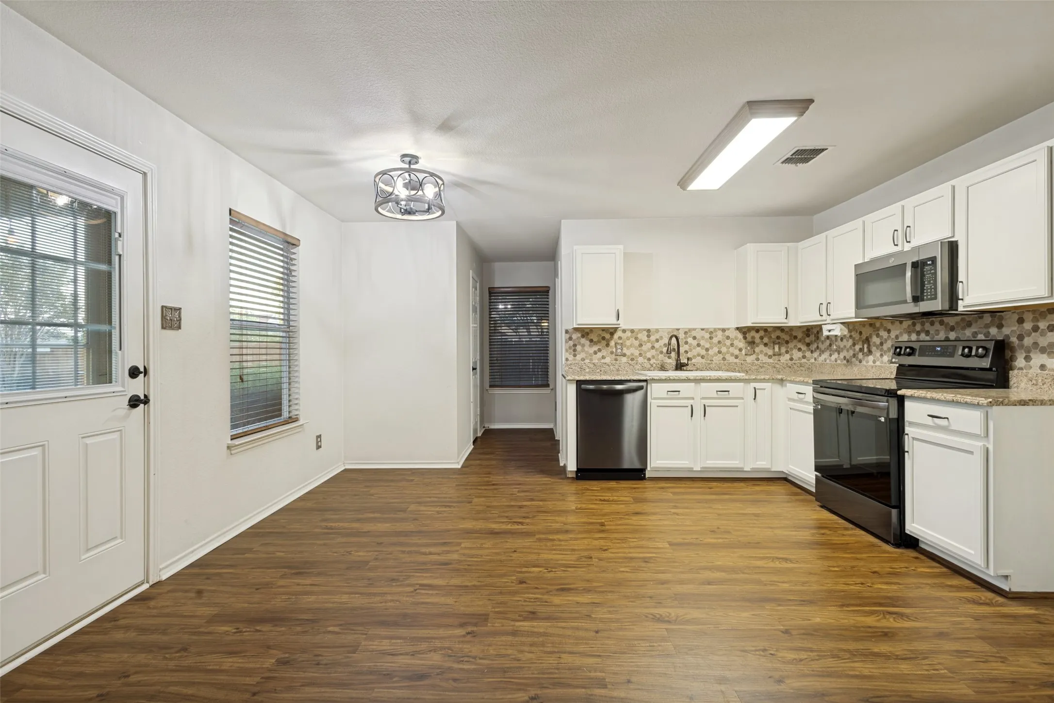 Single Family Residence For Sale in Collin County , 2616 Buckskin Drive, Mc Kinney, Texas 75071, 3 Bedroom, 3 Bathroom, 2 Garage spaces, 1,984 Sqft, built in 2000, mls#21361113, Real Estate Agent in Mc Kinney, Homes For Sale in Collin county, Homes For Sale in Mc Kinney, Realtor in Mc Kinney Texas, Real Estate Brokerage Independent Realty Texas, Luminita Cordes Realtor