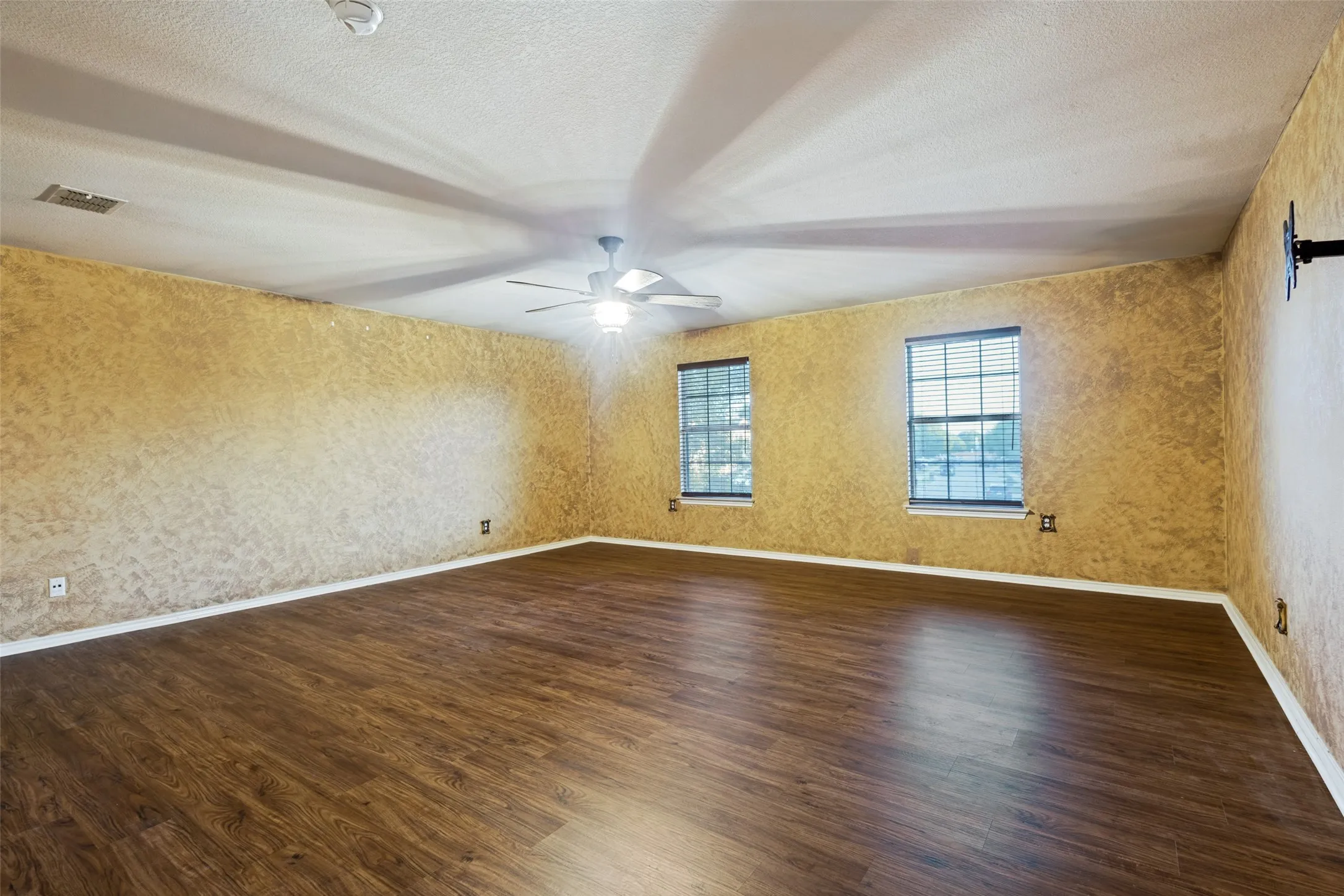 Single Family Residence For Sale in Collin County , 2616 Buckskin Drive, Mc Kinney, Texas 75071, 3 Bedroom, 3 Bathroom, 2 Garage spaces, 1,984 Sqft, built in 2000, mls#21361113, Real Estate Agent in Mc Kinney, Homes For Sale in Collin county, Homes For Sale in Mc Kinney, Realtor in Mc Kinney Texas, Real Estate Brokerage Independent Realty Texas, Luminita Cordes Realtor