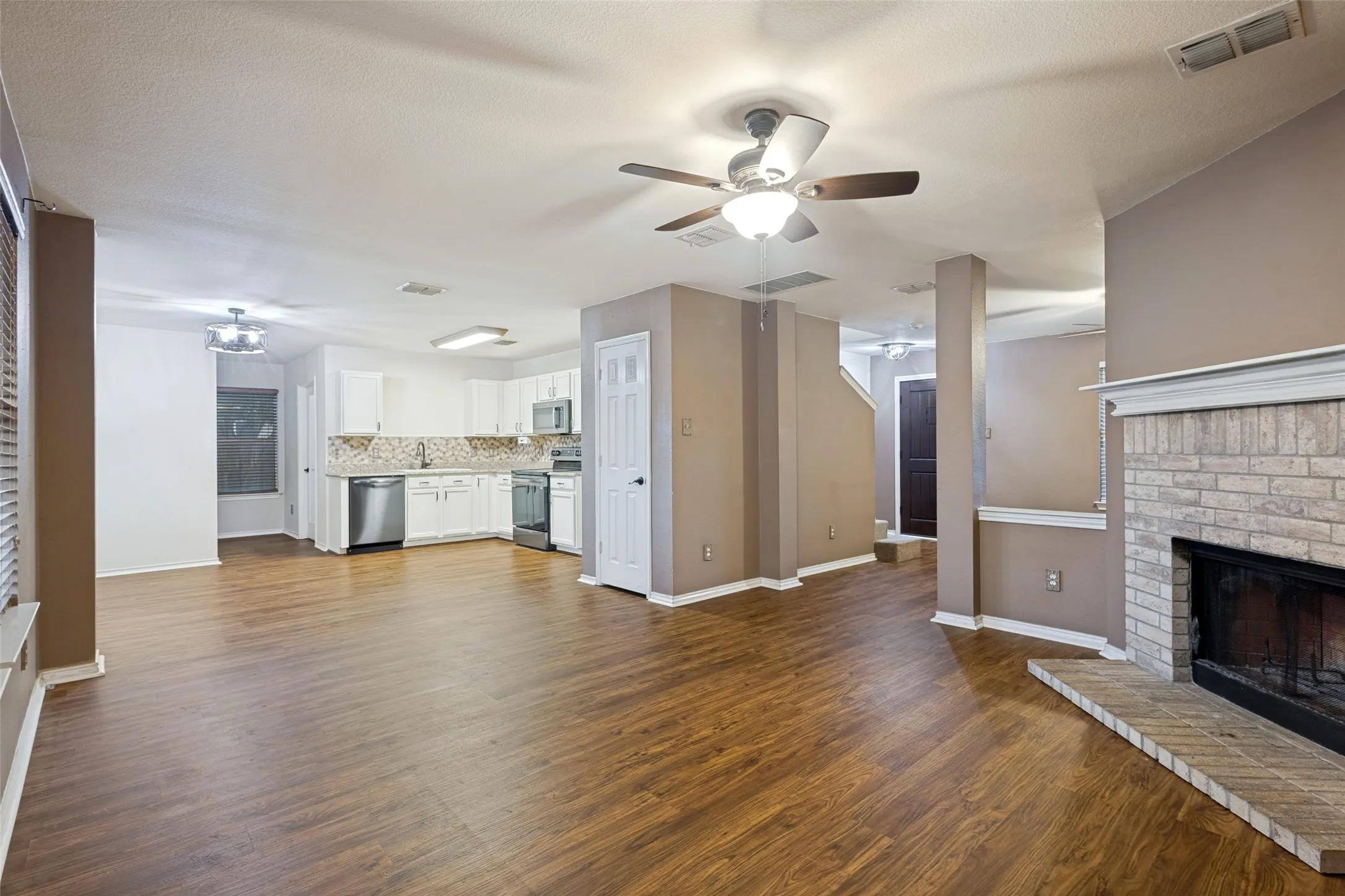 Single Family Residence For Sale in Collin County , 2616 Buckskin Drive, Mc Kinney, Texas 75071, 3 Bedroom, 3 Bathroom, 2 Garage spaces, 1,984 Sqft, built in 2000, mls#21361113, Real Estate Agent in Mc Kinney, Homes For Sale in Collin county, Homes For Sale in Mc Kinney, Realtor in Mc Kinney Texas, Real Estate Brokerage Independent Realty Texas, Luminita Cordes Realtor