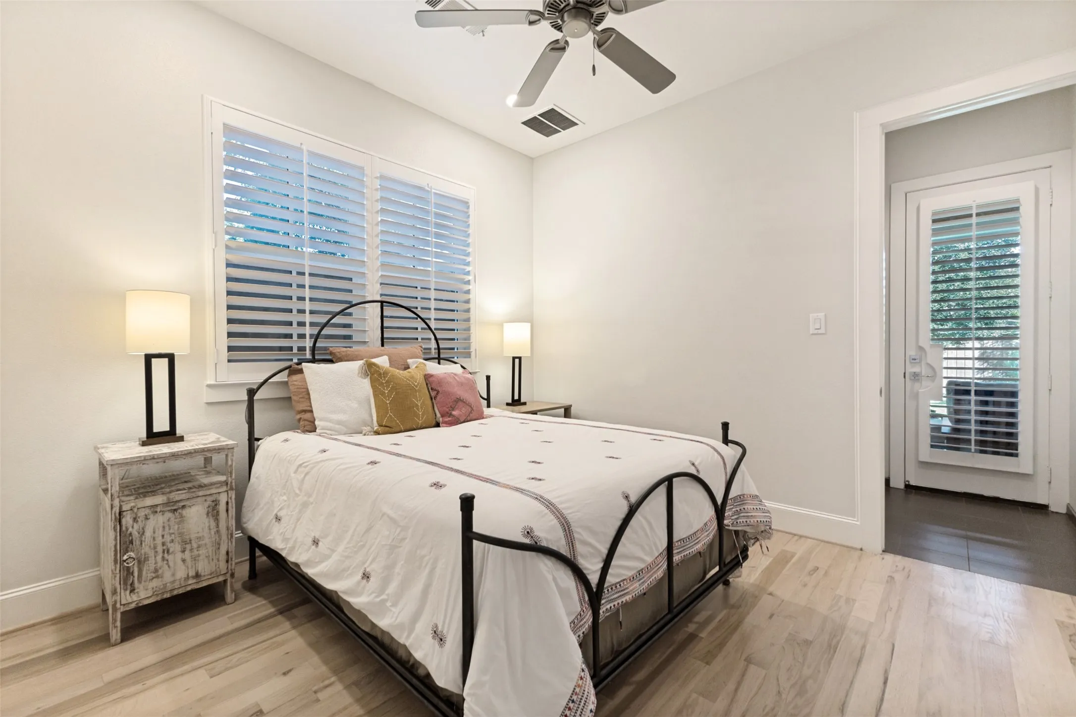 Single Family Residence For Sale in Dallas County , 6946 Sperry Street, Dallas, Texas 75214, 4 Bedroom, 4 Bathroom, 2 Garage spaces, 3,625 Sqft, built in 2012, mls#21361739, Real Estate Agent in Dallas, Homes For Sale in Dallas county, Homes For Sale in Dallas, Realtor in Dallas Texas, Real Estate Brokerage Independent Realty Texas, Luminita Cordes Realtor