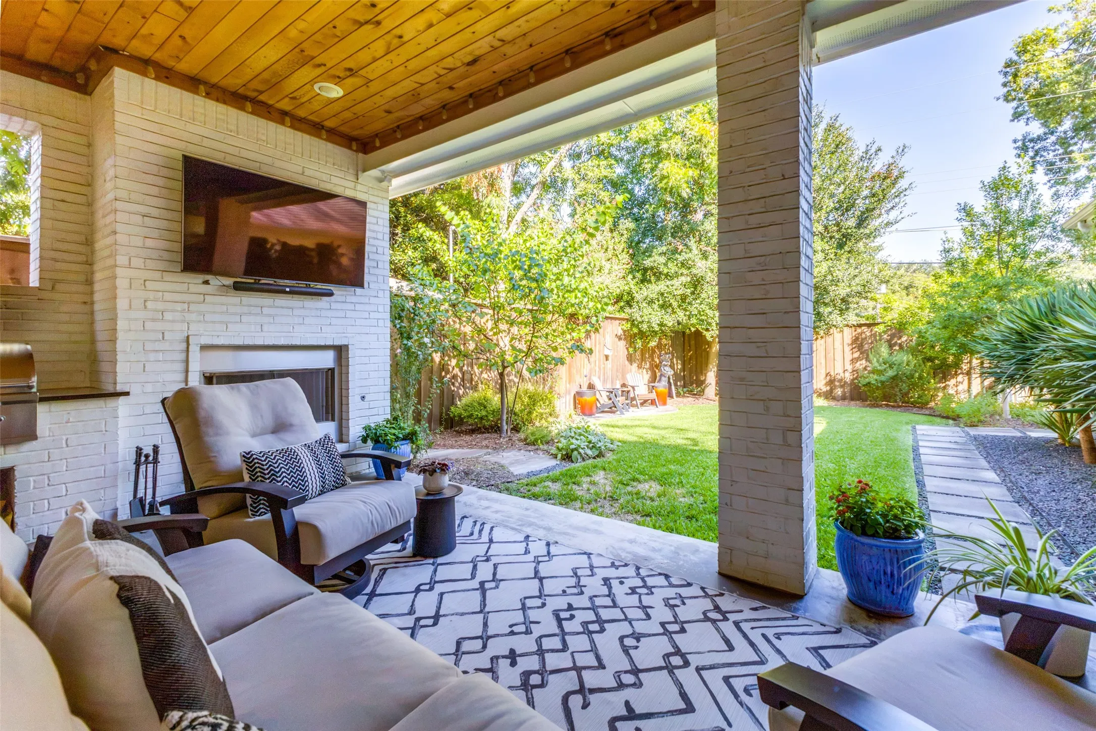 Single Family Residence For Sale in Dallas County , 6946 Sperry Street, Dallas, Texas 75214, 4 Bedroom, 4 Bathroom, 2 Garage spaces, 3,625 Sqft, built in 2012, mls#21361739, Real Estate Agent in Dallas, Homes For Sale in Dallas county, Homes For Sale in Dallas, Realtor in Dallas Texas, Real Estate Brokerage Independent Realty Texas, Luminita Cordes Realtor