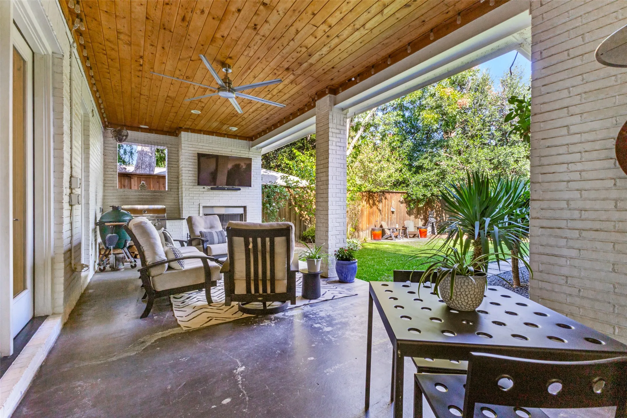 Single Family Residence For Sale in Dallas County , 6946 Sperry Street, Dallas, Texas 75214, 4 Bedroom, 4 Bathroom, 2 Garage spaces, 3,625 Sqft, built in 2012, mls#21361739, Real Estate Agent in Dallas, Homes For Sale in Dallas county, Homes For Sale in Dallas, Realtor in Dallas Texas, Real Estate Brokerage Independent Realty Texas, Luminita Cordes Realtor