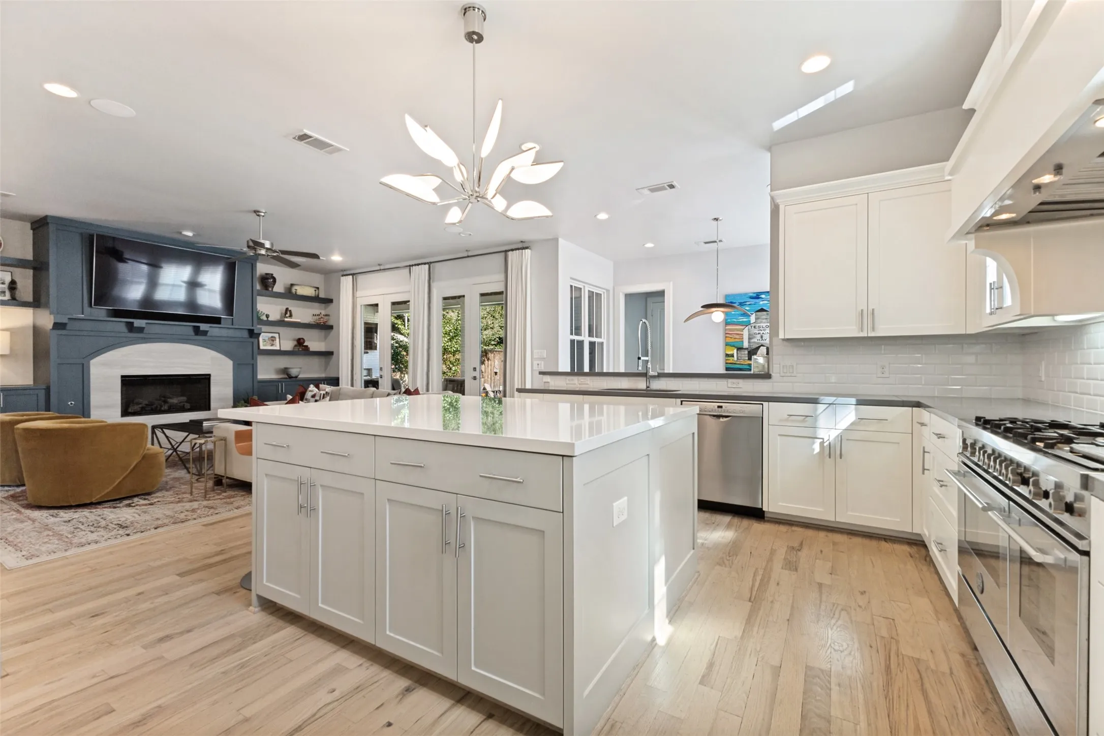 Single Family Residence For Sale in Dallas County , 6946 Sperry Street, Dallas, Texas 75214, 4 Bedroom, 4 Bathroom, 2 Garage spaces, 3,625 Sqft, built in 2012, mls#21361739, Real Estate Agent in Dallas, Homes For Sale in Dallas county, Homes For Sale in Dallas, Realtor in Dallas Texas, Real Estate Brokerage Independent Realty Texas, Luminita Cordes Realtor