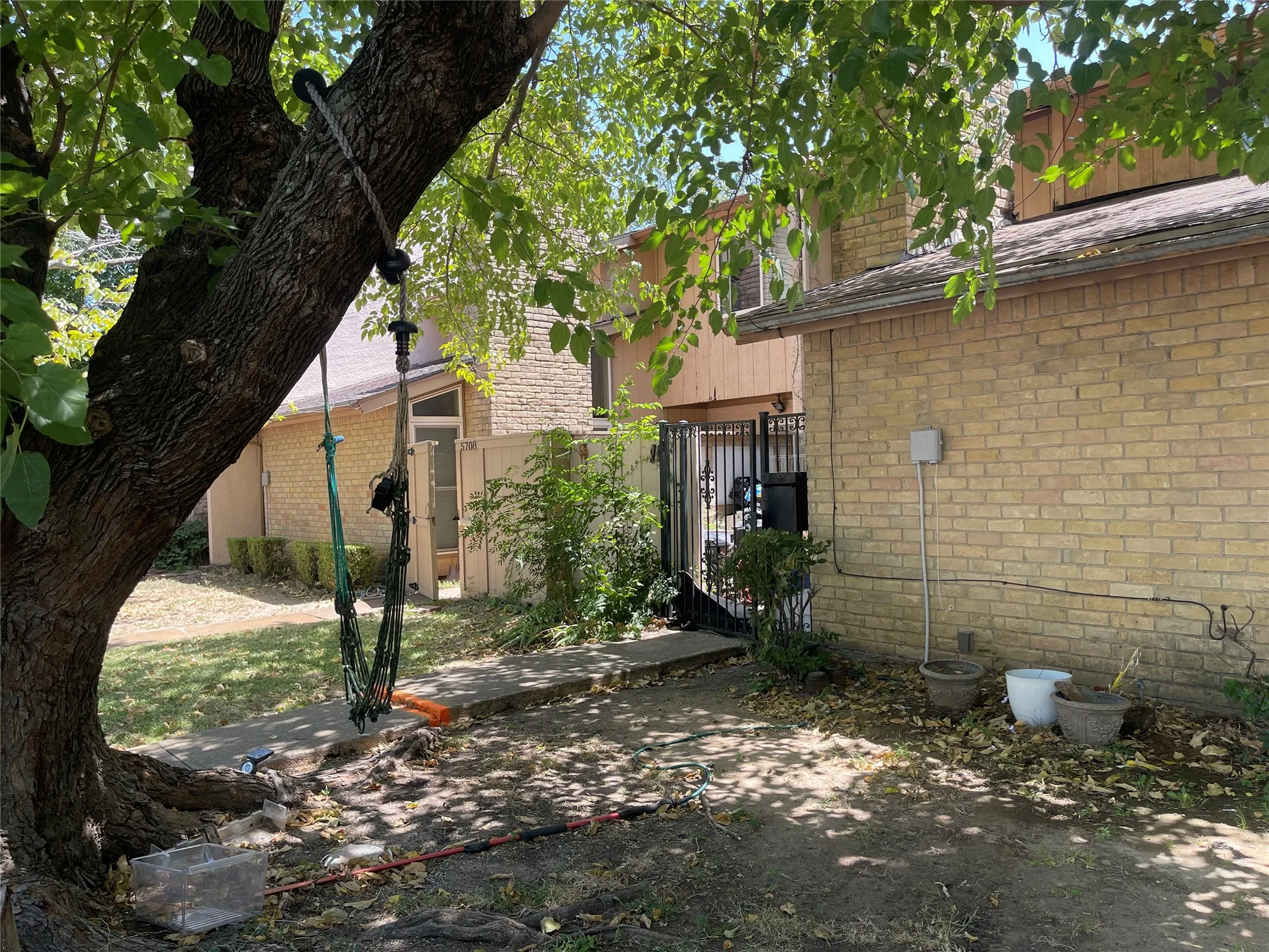 Townhouse For Sale in Dallas County , 5706 Harvest Hill Road, Dallas, Texas 75230, 3 Bedroom, 3 Bathroom, Garage spaces, 1,323 Sqft, built in 1970, mls#21363587, Real Estate Agent in Dallas, Homes For Sale in Dallas county, Homes For Sale in Dallas, Realtor in Dallas Texas, Real Estate Brokerage Independent Realty Texas, Luminita Cordes Realtor