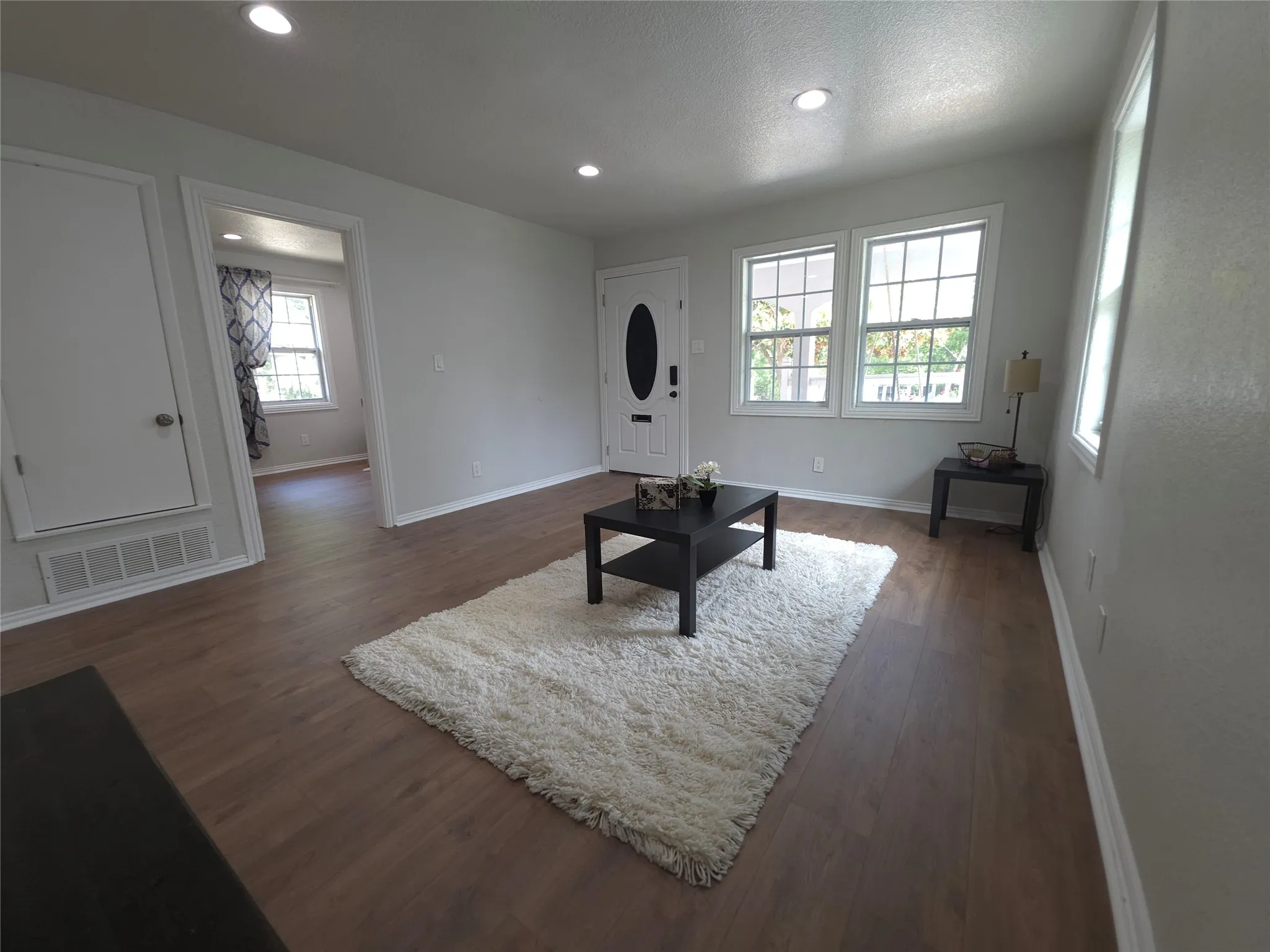 Single Family Residence For Sale in Collin County , 1405 N Oak Street, Mc Kinney, Texas 75069, 3 Bedroom, 2 Bathroom, Garage spaces, 1,300 Sqft, built in 1965, mls#21363590, Real Estate Agent in Mc Kinney, Homes For Sale in Collin county, Homes For Sale in Mc Kinney, Realtor in Mc Kinney Texas, Real Estate Brokerage Independent Realty Texas, Luminita Cordes Realtor