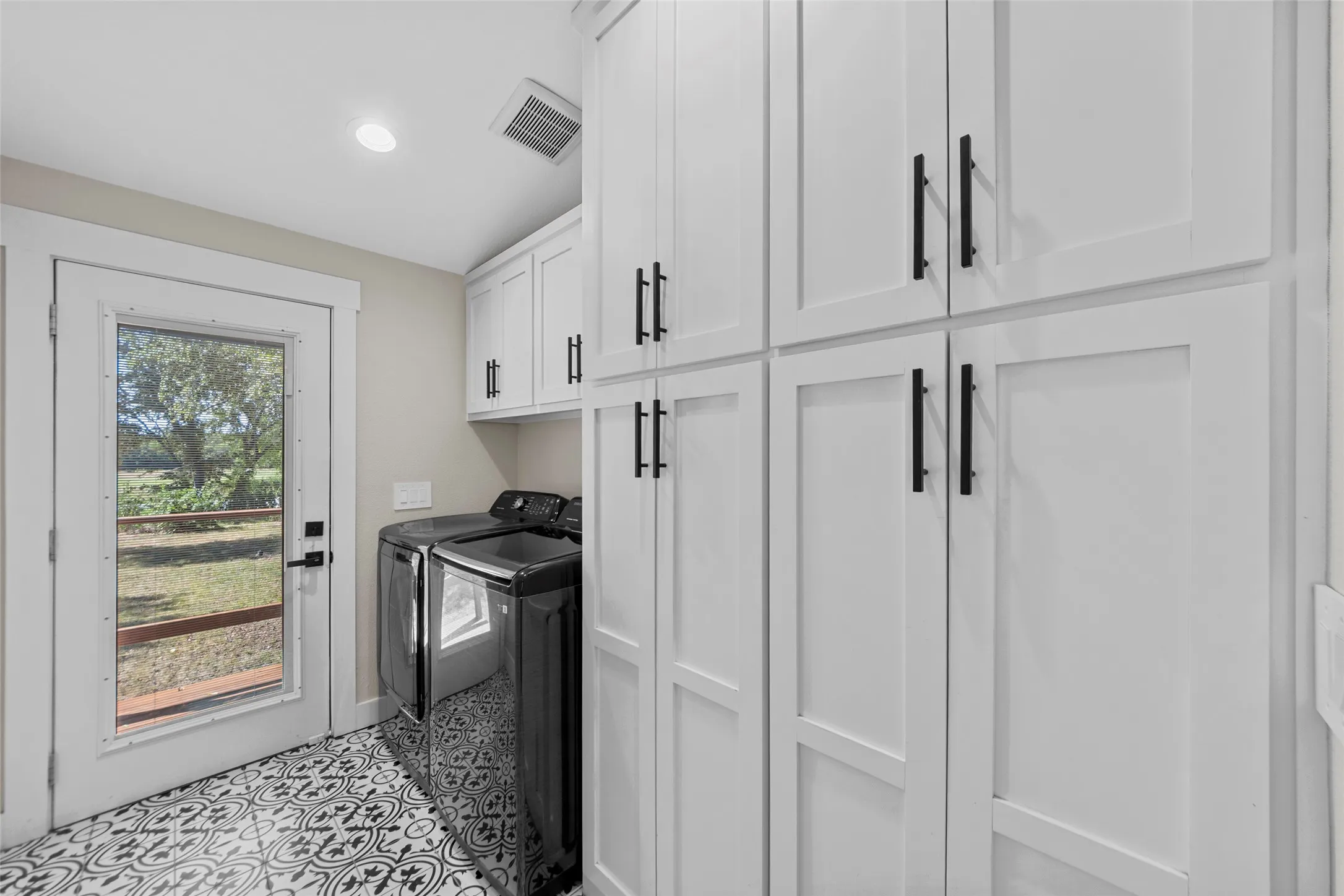 Single Family Residence For Sale in Grayson County , 400 W Morgan Street, Denison, Texas 75020, 3 Bedroom, 2 Bathroom, Garage spaces, 1,441 Sqft, built in 1940, mls#21362688, Real Estate Agent in Denison, Homes For Sale in Grayson county, Homes For Sale in Denison, Realtor in Denison Texas, Real Estate Brokerage Independent Realty Texas, Luminita Cordes Realtor