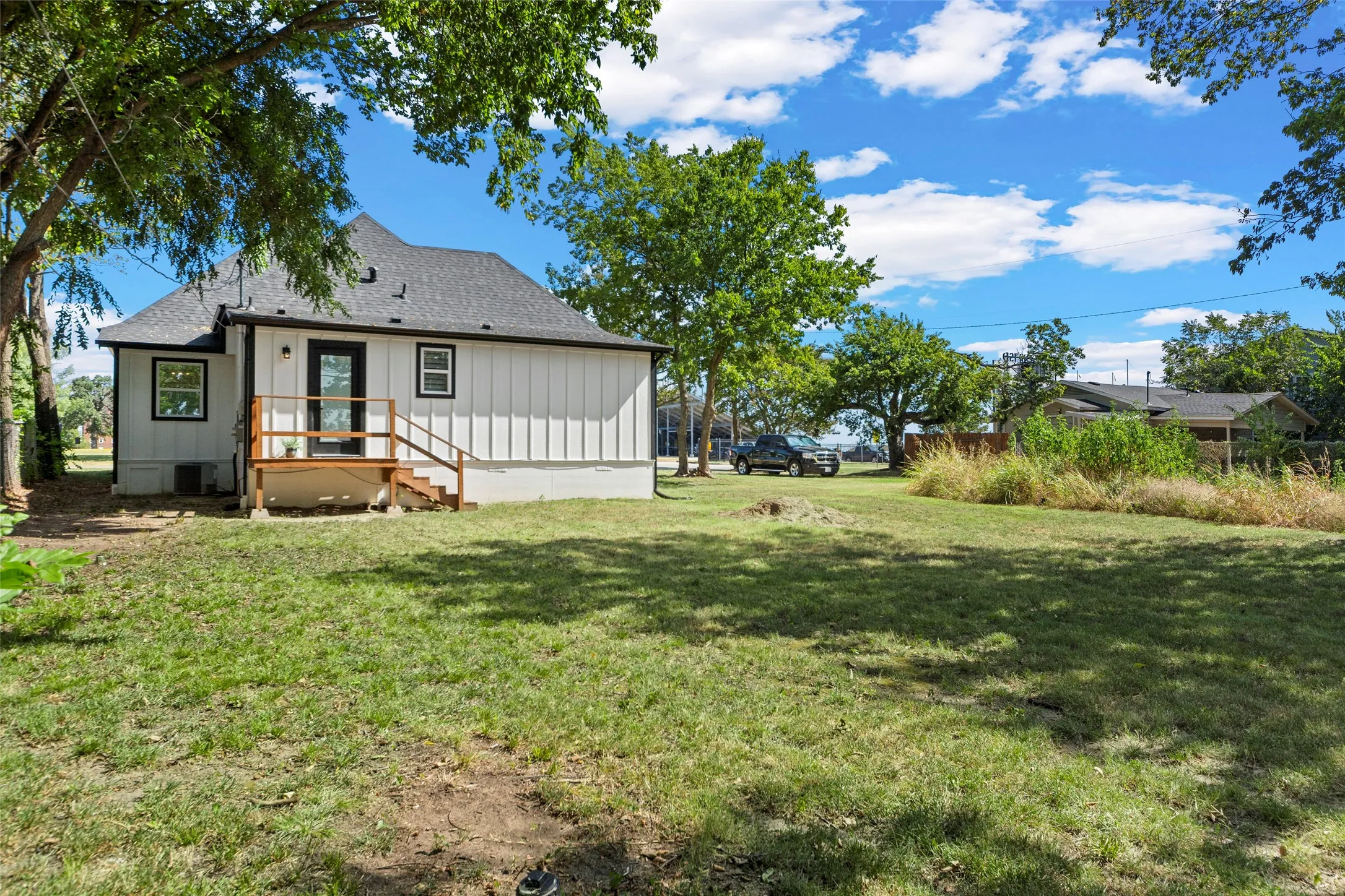 Single Family Residence For Sale in Grayson County , 400 W Morgan Street, Denison, Texas 75020, 3 Bedroom, 2 Bathroom, Garage spaces, 1,441 Sqft, built in 1940, mls#21362688, Real Estate Agent in Denison, Homes For Sale in Grayson county, Homes For Sale in Denison, Realtor in Denison Texas, Real Estate Brokerage Independent Realty Texas, Luminita Cordes Realtor
