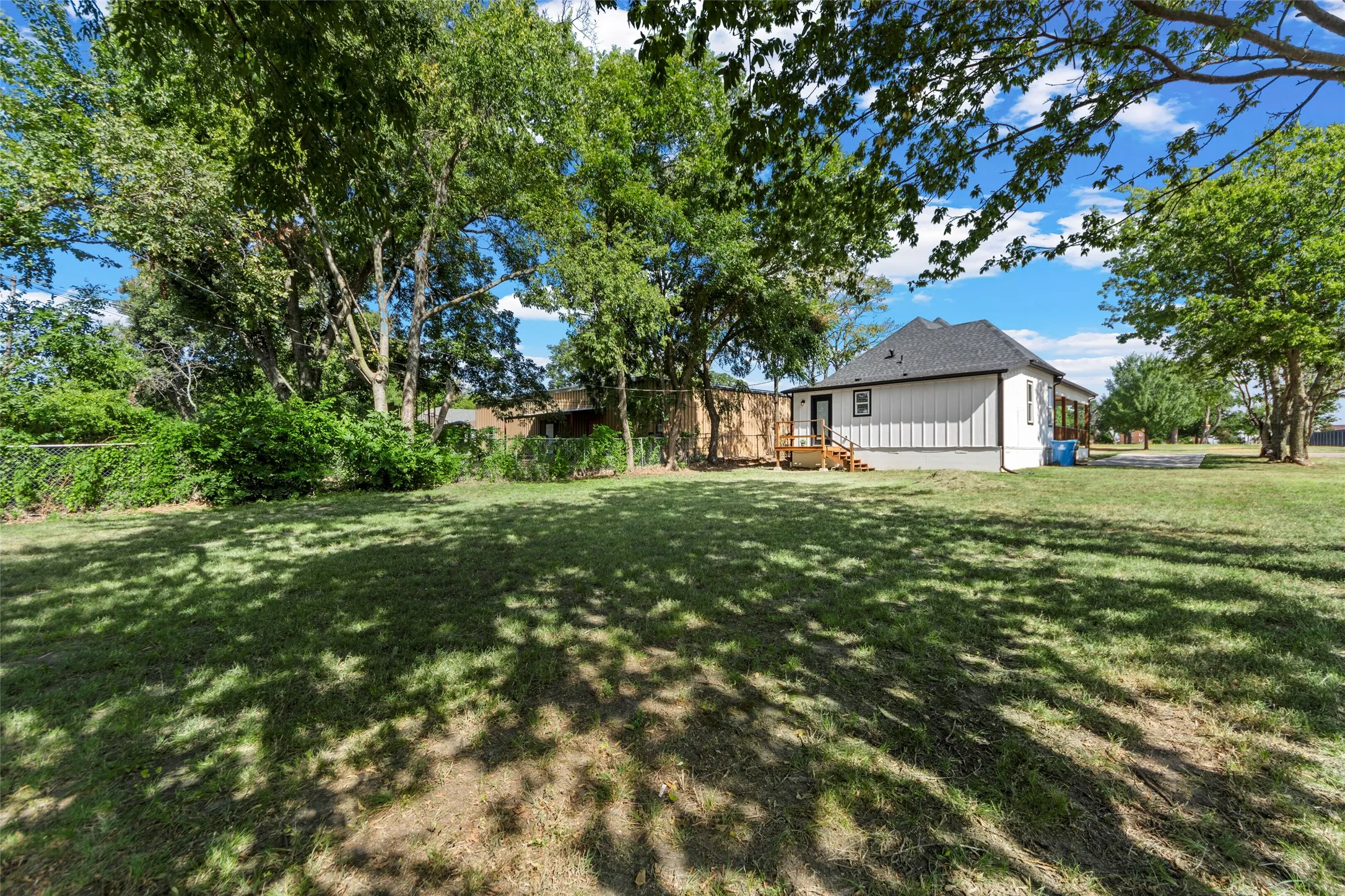Single Family Residence For Sale in Grayson County , 400 W Morgan Street, Denison, Texas 75020, 3 Bedroom, 2 Bathroom, Garage spaces, 1,441 Sqft, built in 1940, mls#21362688, Real Estate Agent in Denison, Homes For Sale in Grayson county, Homes For Sale in Denison, Realtor in Denison Texas, Real Estate Brokerage Independent Realty Texas, Luminita Cordes Realtor