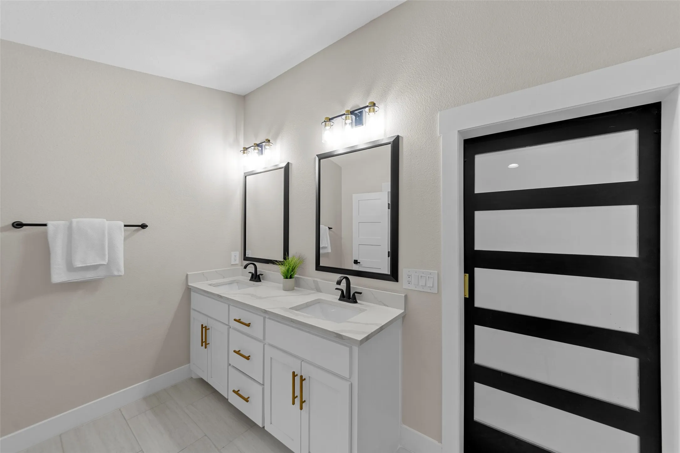 Single Family Residence For Sale in Grayson County , 400 W Morgan Street, Denison, Texas 75020, 3 Bedroom, 2 Bathroom, Garage spaces, 1,441 Sqft, built in 1940, mls#21362688, Real Estate Agent in Denison, Homes For Sale in Grayson county, Homes For Sale in Denison, Realtor in Denison Texas, Real Estate Brokerage Independent Realty Texas, Luminita Cordes Realtor