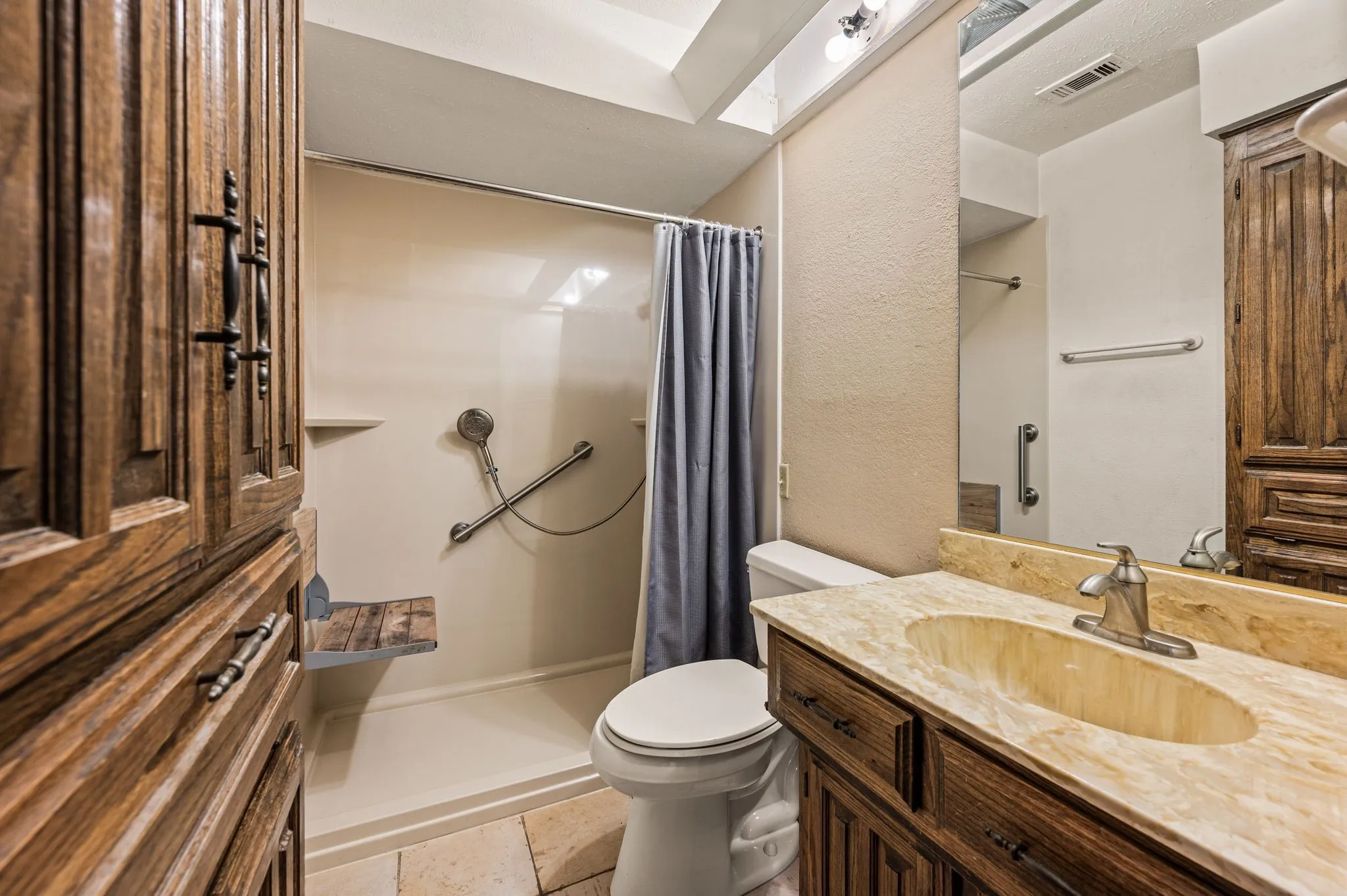 Single Family Residence For Sale in Dallas County , 16408 Lauder Lane, Dallas, Texas 75248, 3 Bedroom, 2 Bathroom, 2 Garage spaces, 1,530 Sqft, built in 1978, mls#21363588, Real Estate Agent in Dallas, Homes For Sale in Dallas county, Homes For Sale in Dallas, Realtor in Dallas Texas, Real Estate Brokerage Independent Realty Texas, Luminita Cordes Realtor