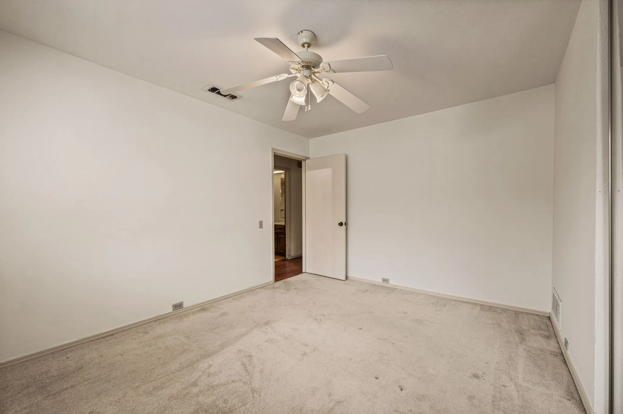Single Family Residence For Sale in Dallas County , 16408 Lauder Lane, Dallas, Texas 75248, 3 Bedroom, 2 Bathroom, 2 Garage spaces, 1,530 Sqft, built in 1978, mls#21363588, Real Estate Agent in Dallas, Homes For Sale in Dallas county, Homes For Sale in Dallas, Realtor in Dallas Texas, Real Estate Brokerage Independent Realty Texas, Luminita Cordes Realtor