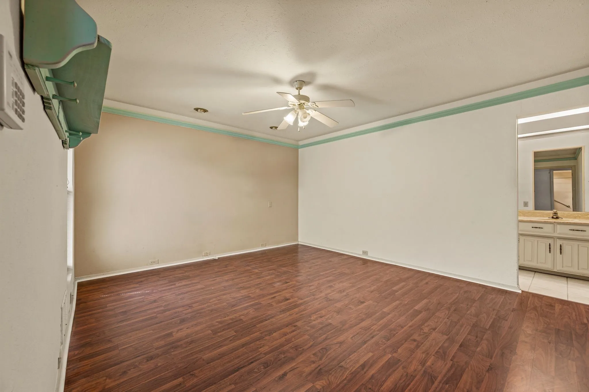 Single Family Residence For Sale in Dallas County , 16408 Lauder Lane, Dallas, Texas 75248, 3 Bedroom, 2 Bathroom, 2 Garage spaces, 1,530 Sqft, built in 1978, mls#21363588, Real Estate Agent in Dallas, Homes For Sale in Dallas county, Homes For Sale in Dallas, Realtor in Dallas Texas, Real Estate Brokerage Independent Realty Texas, Luminita Cordes Realtor