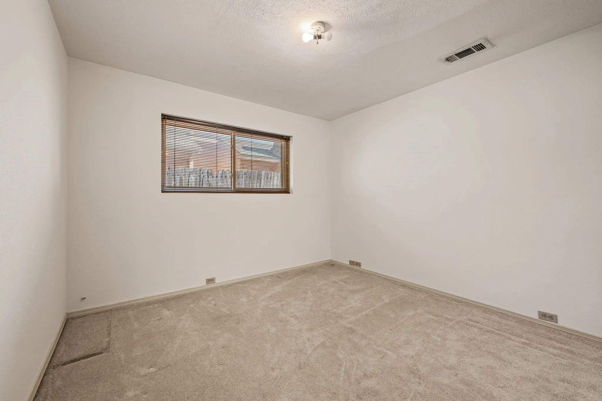 Single Family Residence For Sale in Dallas County , 16408 Lauder Lane, Dallas, Texas 75248, 3 Bedroom, 2 Bathroom, 2 Garage spaces, 1,530 Sqft, built in 1978, mls#21363588, Real Estate Agent in Dallas, Homes For Sale in Dallas county, Homes For Sale in Dallas, Realtor in Dallas Texas, Real Estate Brokerage Independent Realty Texas, Luminita Cordes Realtor