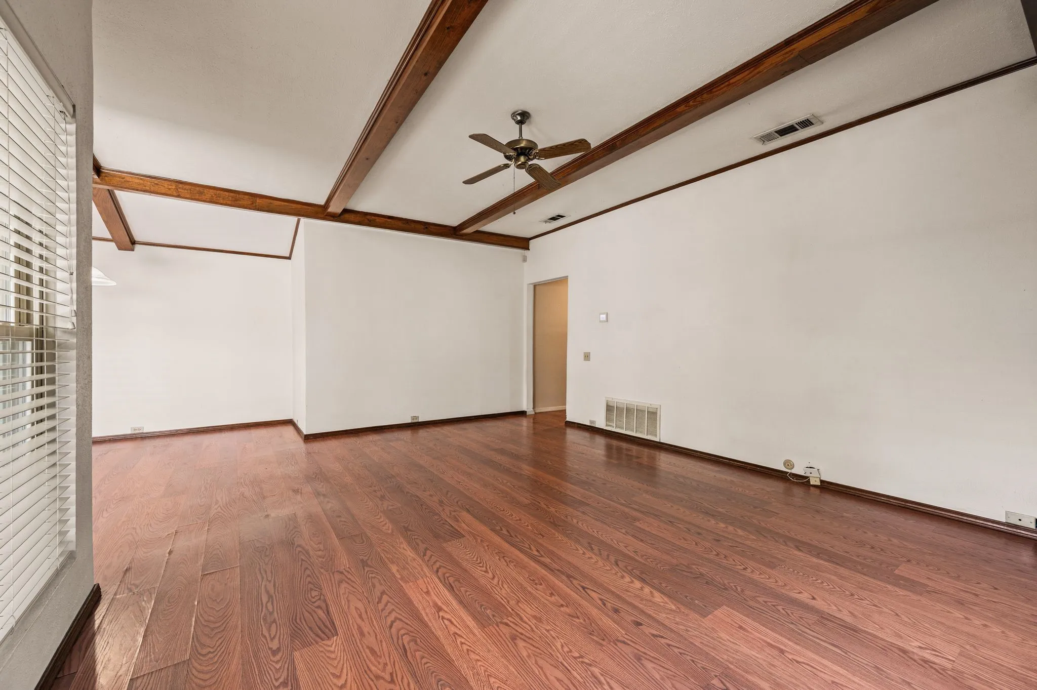 Single Family Residence For Sale in Dallas County , 16408 Lauder Lane, Dallas, Texas 75248, 3 Bedroom, 2 Bathroom, 2 Garage spaces, 1,530 Sqft, built in 1978, mls#21363588, Real Estate Agent in Dallas, Homes For Sale in Dallas county, Homes For Sale in Dallas, Realtor in Dallas Texas, Real Estate Brokerage Independent Realty Texas, Luminita Cordes Realtor