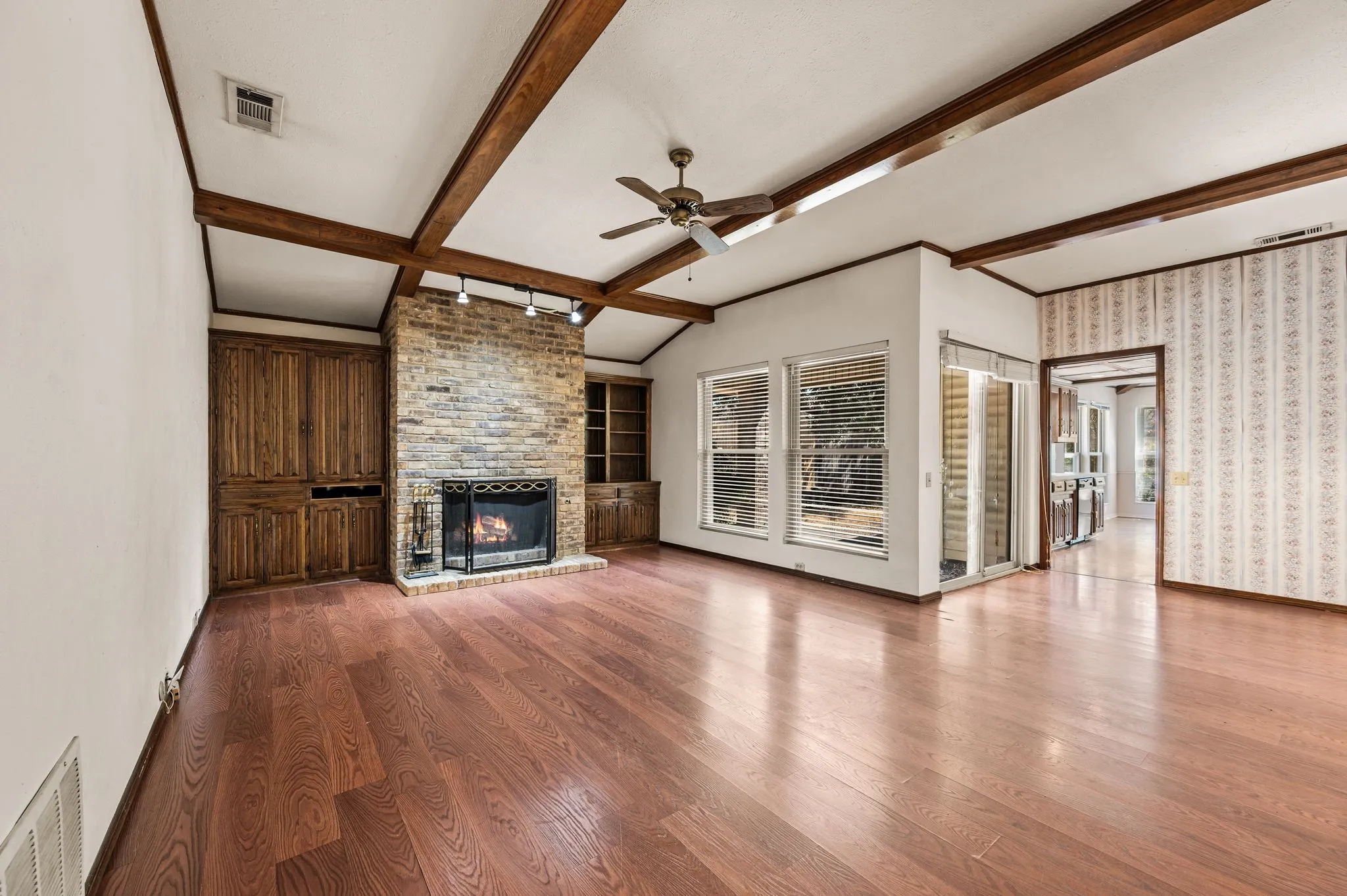 Single Family Residence For Sale in Dallas County , 16408 Lauder Lane, Dallas, Texas 75248, 3 Bedroom, 2 Bathroom, 2 Garage spaces, 1,530 Sqft, built in 1978, mls#21363588, Real Estate Agent in Dallas, Homes For Sale in Dallas county, Homes For Sale in Dallas, Realtor in Dallas Texas, Real Estate Brokerage Independent Realty Texas, Luminita Cordes Realtor