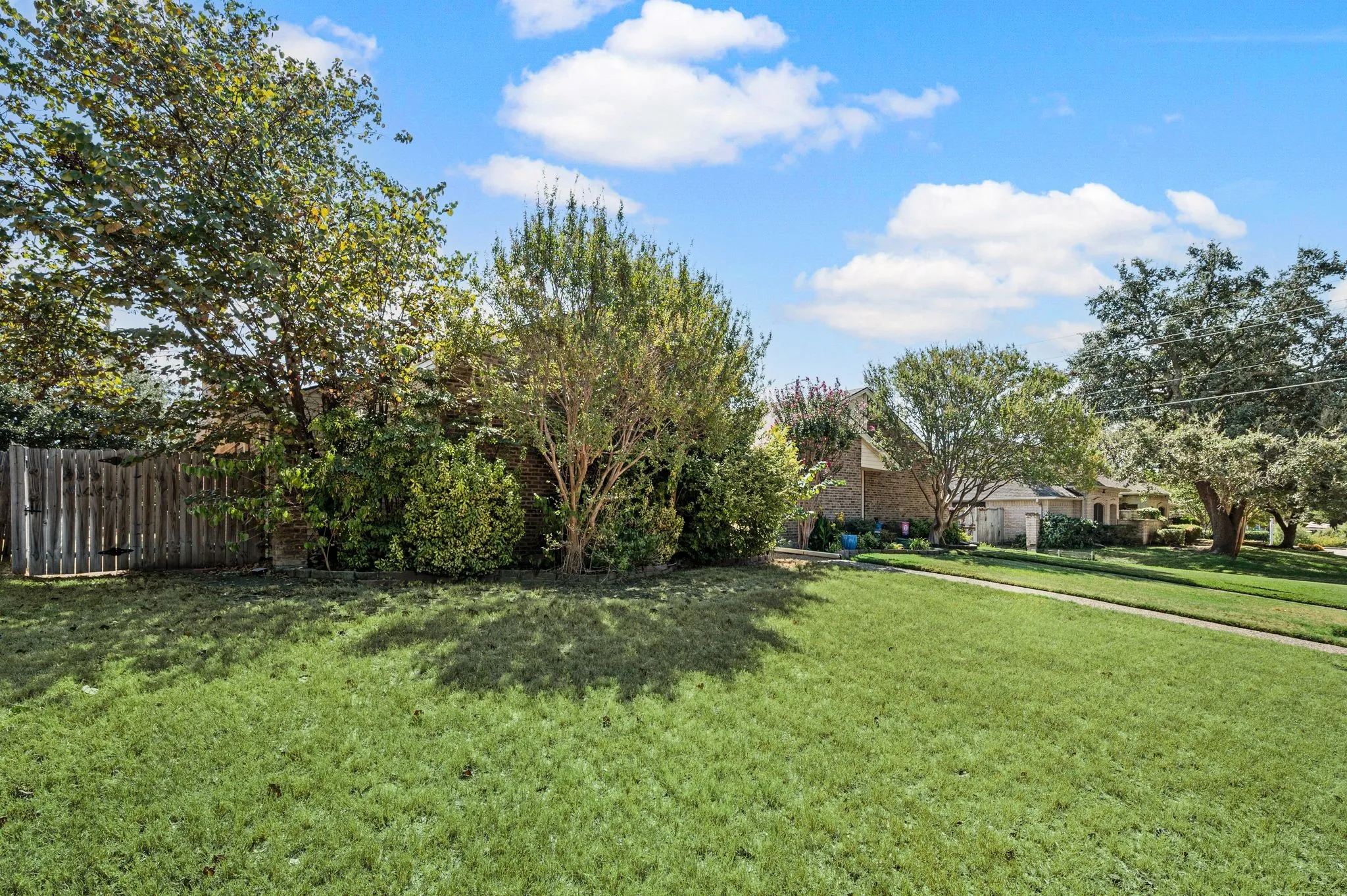 Single Family Residence For Sale in Dallas County , 16408 Lauder Lane, Dallas, Texas 75248, 3 Bedroom, 2 Bathroom, 2 Garage spaces, 1,530 Sqft, built in 1978, mls#21363588, Real Estate Agent in Dallas, Homes For Sale in Dallas county, Homes For Sale in Dallas, Realtor in Dallas Texas, Real Estate Brokerage Independent Realty Texas, Luminita Cordes Realtor