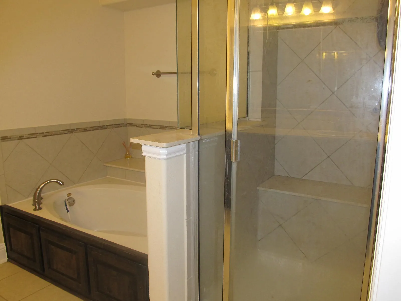 Single Family Residence For Rent in Kaufman County , 4024 Eric Drive, Heartland, Texas 75126, 3 Bedroom, 2 Bathroom, 2 Garage spaces, 1,435 Sqft, built in 2013, mls#21348412, Real Estate Agent in Heartland, Homes For Rent in Kaufman county, Homes For Rent in Heartland, Realtor in Heartland Texas, Real Estate Brokerage Independent Realty Texas, Luminita Cordes Realtor