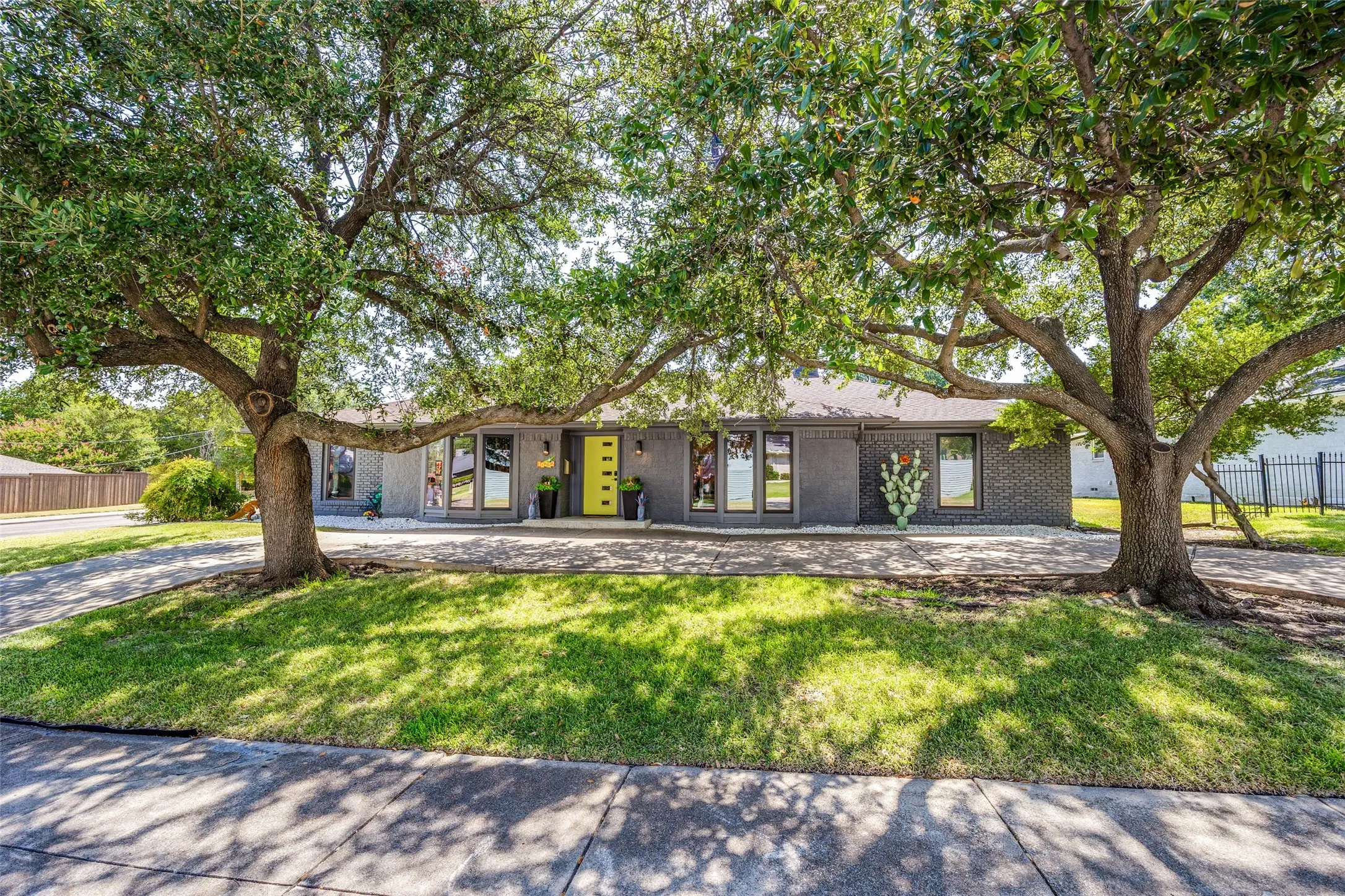 Single Family Residence For Sale in Dallas County , 10232 Boedeker Street, Dallas, Texas 75230, 4 Bedroom, 3 Bathroom, 2 Garage spaces, 2,754 Sqft, built in 1968, mls#21363619, Real Estate Agent in Dallas, Homes For Sale in Dallas county, Homes For Sale in Dallas, Realtor in Dallas Texas, Real Estate Brokerage Independent Realty Texas, Luminita Cordes Realtor