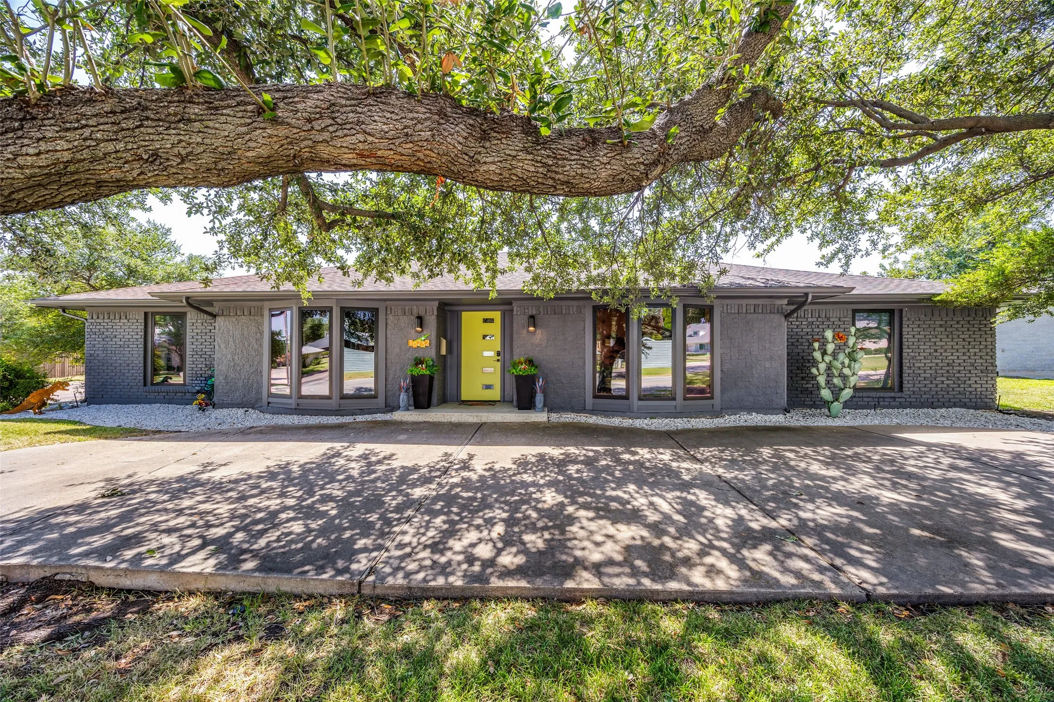 Single Family Residence For Sale in Dallas County , 10232 Boedeker Street, Dallas, Texas 75230, 4 Bedroom, 3 Bathroom, 2 Garage spaces, 2,754 Sqft, built in 1968, mls#21363619, Real Estate Agent in Dallas, Homes For Sale in Dallas county, Homes For Sale in Dallas, Realtor in Dallas Texas, Real Estate Brokerage Independent Realty Texas, Luminita Cordes Realtor