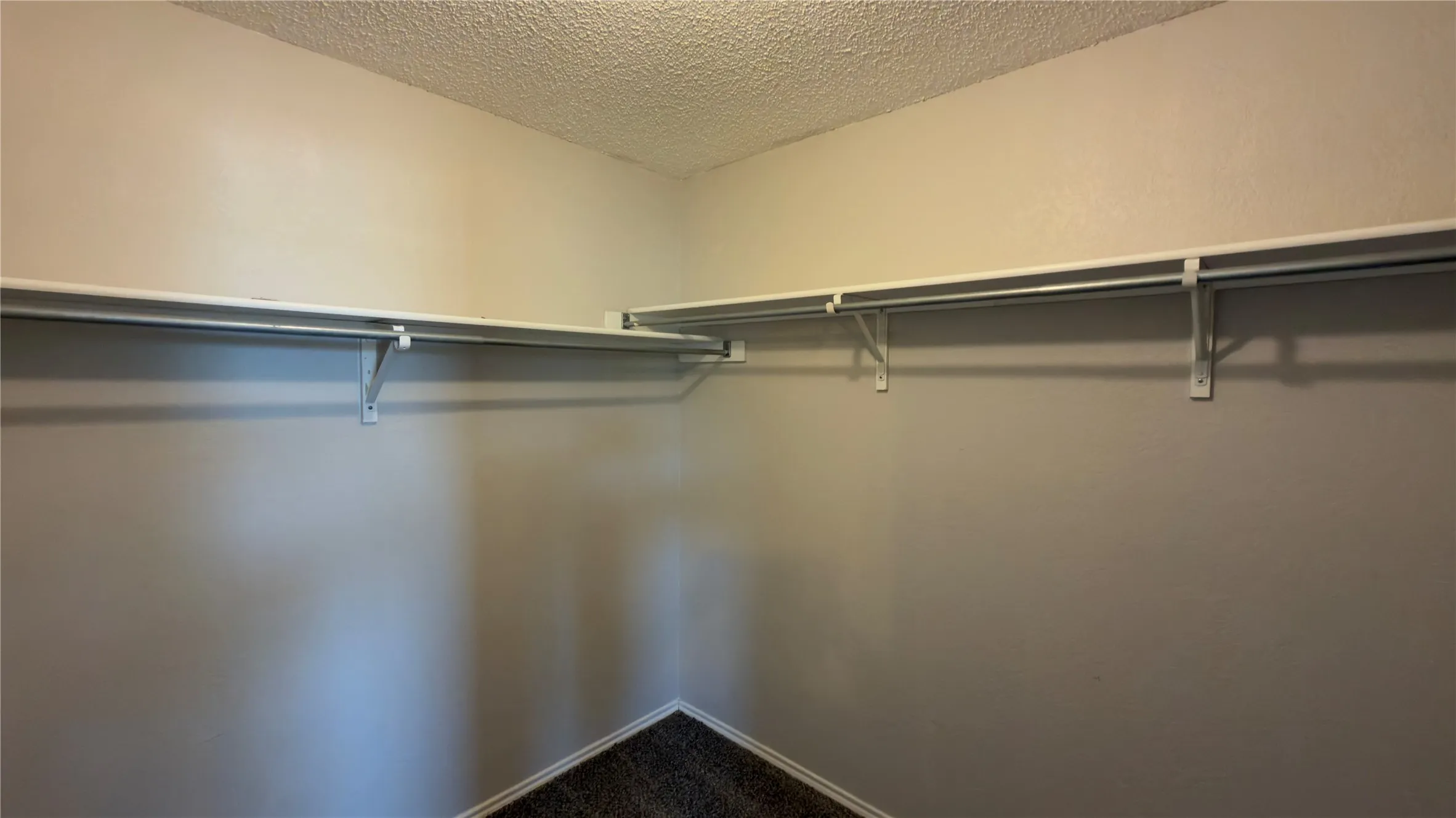 Wall-mounted shelving with integrated hanging rods