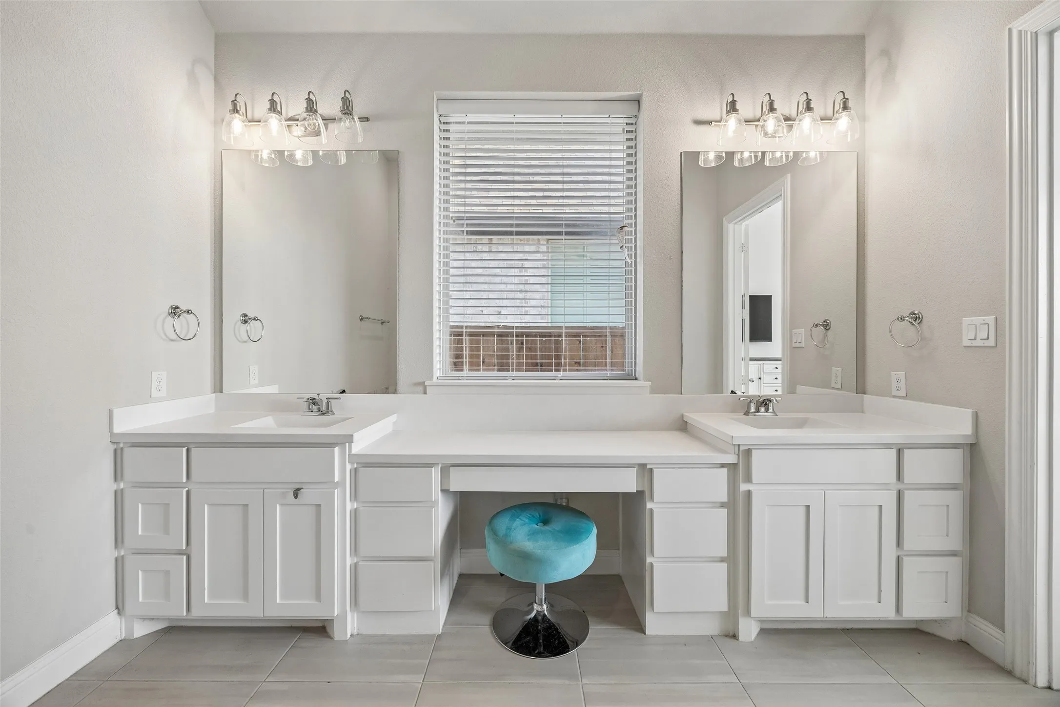 Single Family Residence For Sale in Tarrant County , 12217 Hulson Trail, Fort Worth, Texas 76052, 4 Bedroom, 4 Bathroom, 3 Garage spaces, 3,133 Sqft, built in 2020, mls#21362484, Real Estate Agent in Fort Worth, Homes For Sale in Tarrant county, Homes For Sale in Fort Worth, Realtor in Fort Worth Texas, Real Estate Brokerage Independent Realty Texas, Luminita Cordes Realtor