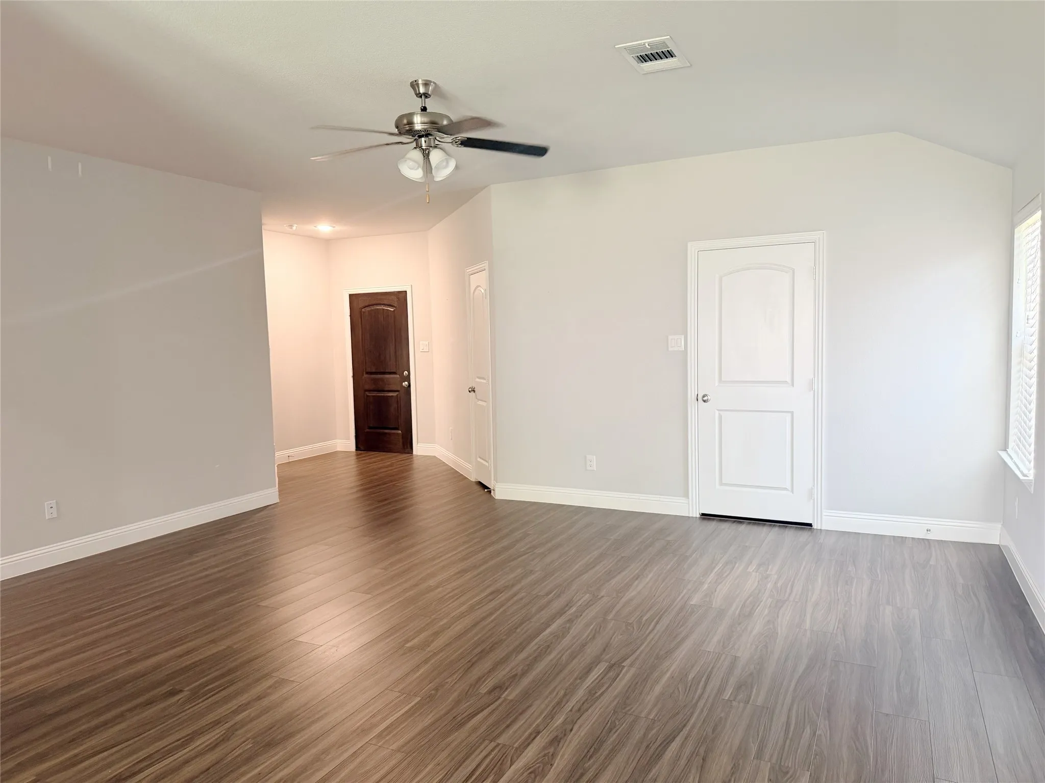 Single Family Residence For Rent in Hunt County , 6423 Graceland Drive, Greenville, Texas 75402, 3 Bedroom, 2 Bathroom, 2 Garage spaces, 1,327 Sqft, built in 2021, mls#21363630, Real Estate Agent in Greenville, Homes For Rent in Hunt county, Homes For Rent in Greenville, Realtor in Greenville Texas, Real Estate Brokerage Independent Realty Texas, Luminita Cordes Realtor