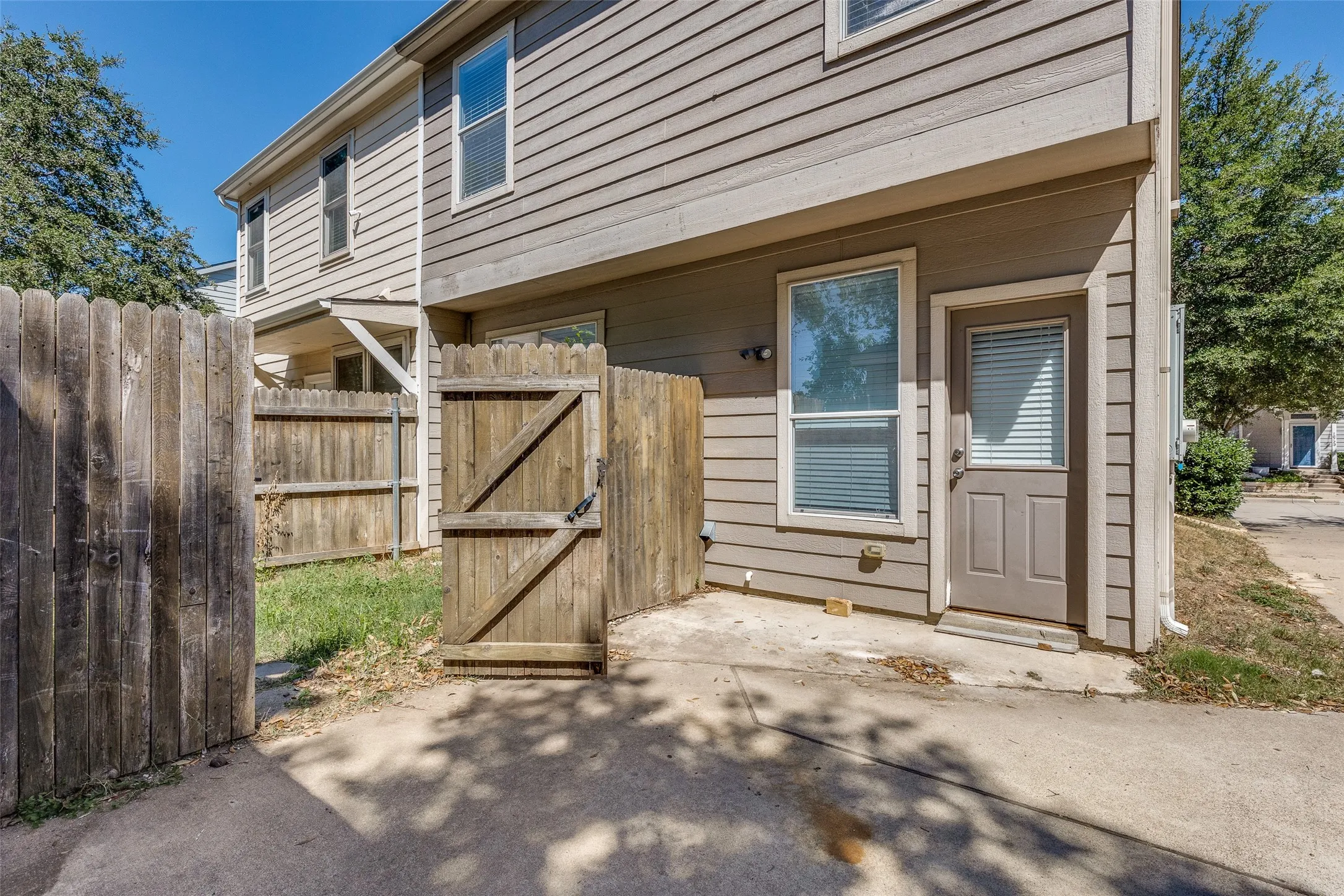 Single Family Residence For Rent in Tarrant County , 10721 Traymore Drive, Fort Worth, Texas 76244, 2 Bedroom, 3 Bathroom, 2 Garage spaces, 1,468 Sqft, built in 2006, mls#21363639, Real Estate Agent in Fort Worth, Homes For Rent in Tarrant county, Homes For Rent in Fort Worth, Realtor in Fort Worth Texas, Real Estate Brokerage Independent Realty Texas, Luminita Cordes Realtor